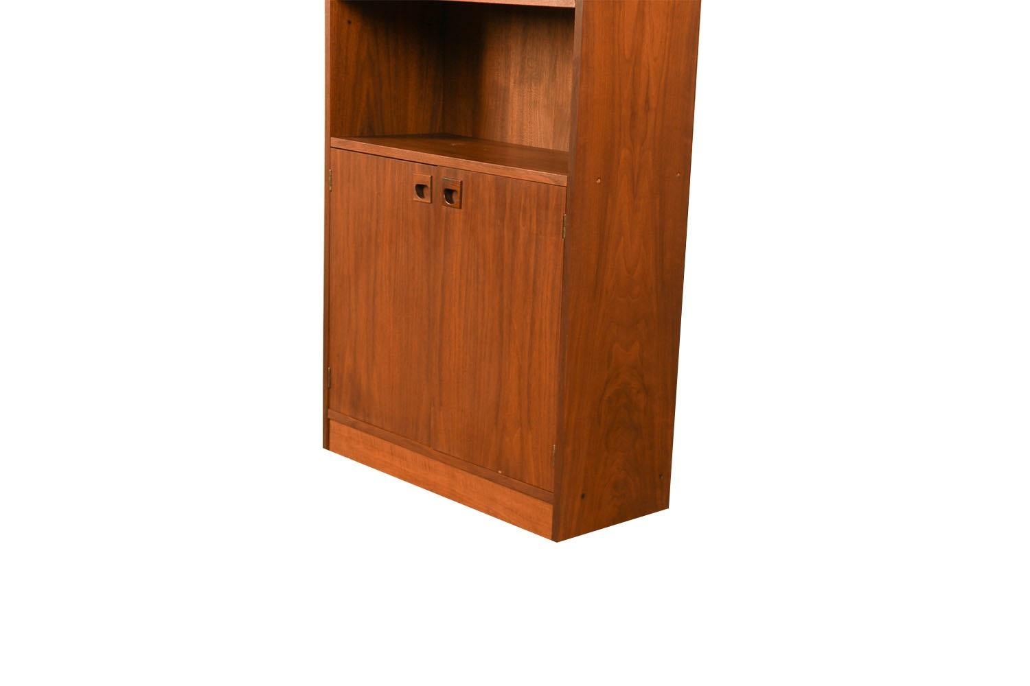 Mid-Century Walnut Hutch Bookcase Cabinet In Good Condition In Baltimore, MD