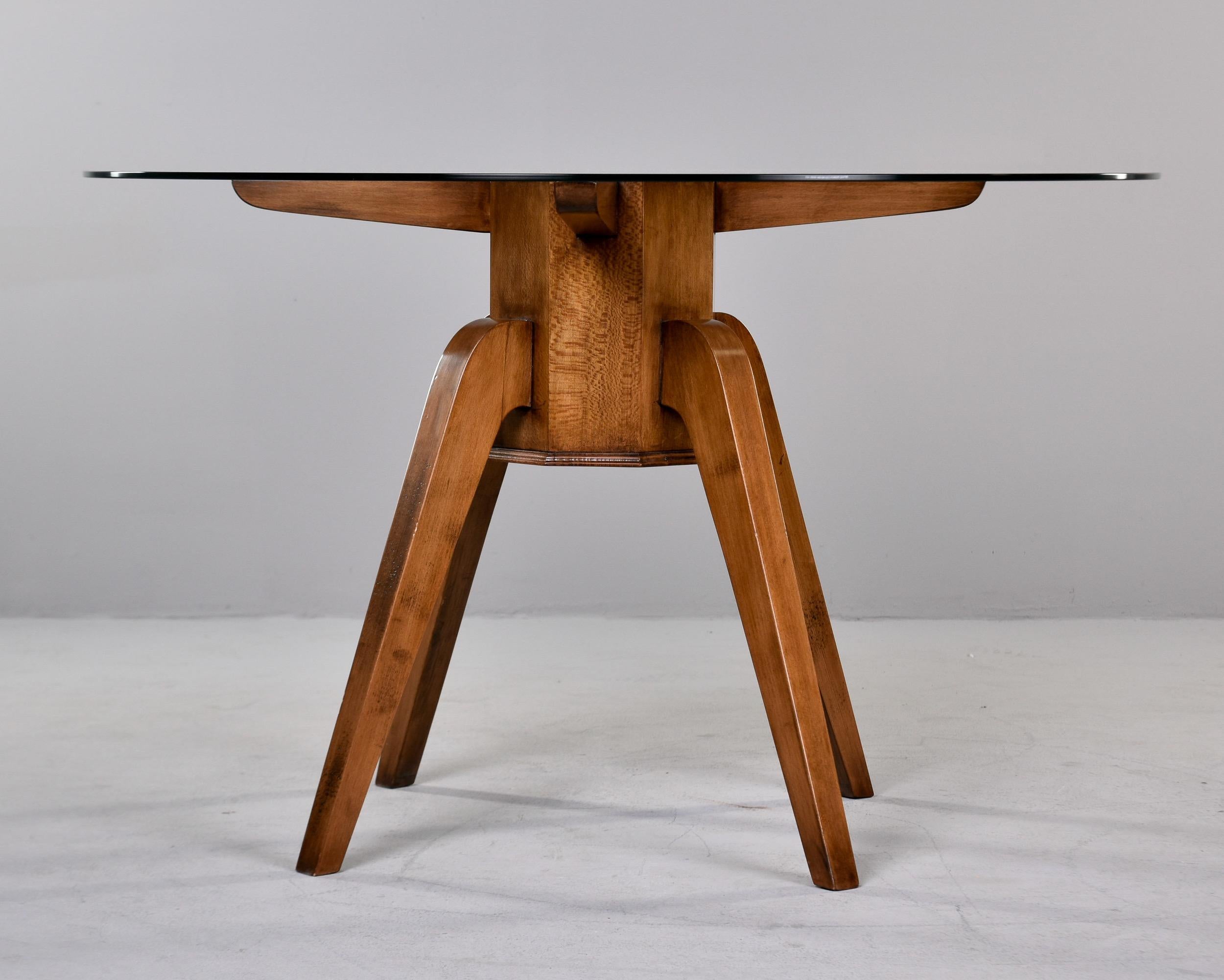 Table ronde italienne du milieu du siècle en noyer avec plateau en verre en vente 4