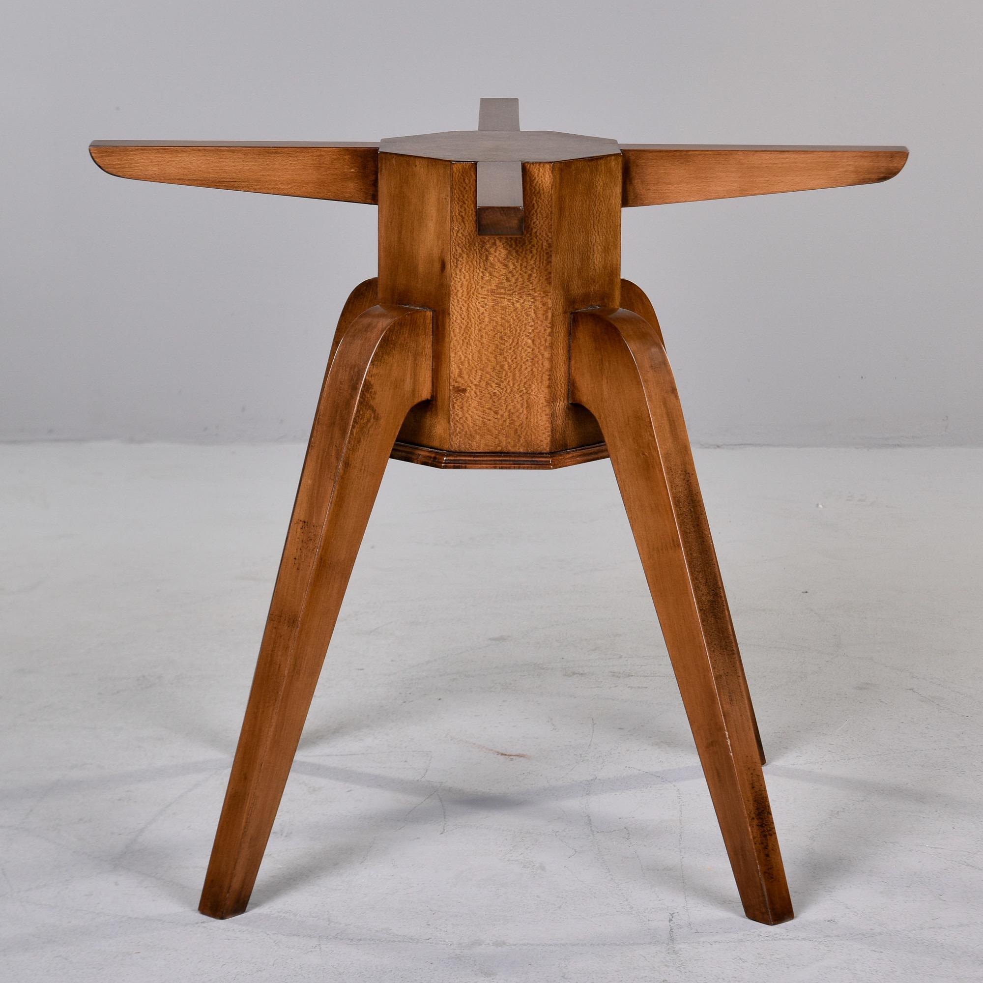 Table ronde italienne du milieu du siècle en noyer avec plateau en verre en vente 5
