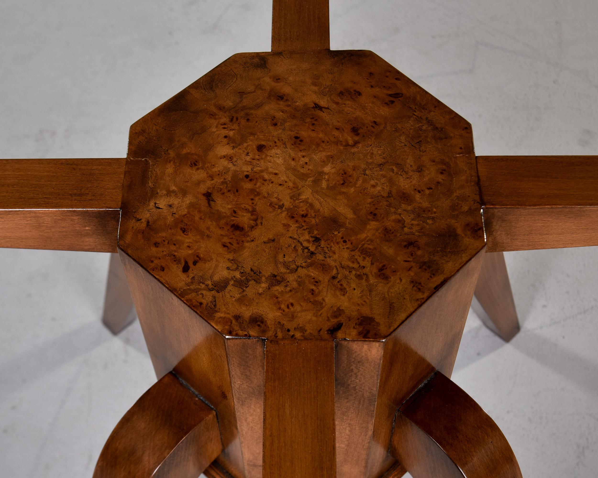 Table ronde italienne du milieu du siècle en noyer avec plateau en verre en vente 6