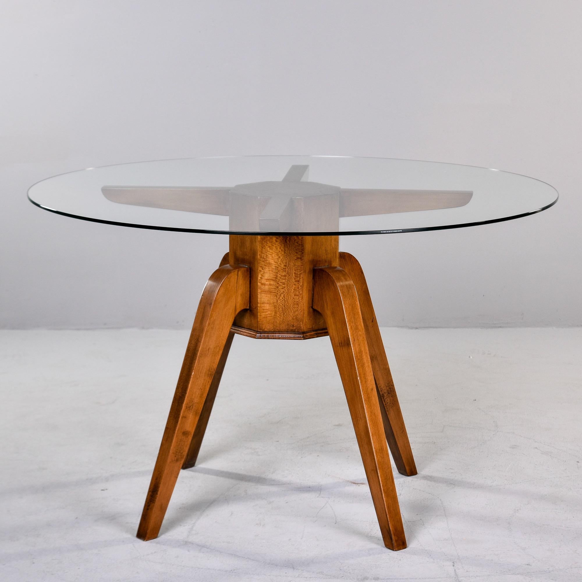 Trouvée en Italie, cette table vintage en noyer avec plateau en verre date de la fin des années 1960/début des années 1970. La base de la table en noyer est composée de pieds fuselés mais substantiels et de quatre bras de soutien.  Le dessus de la
