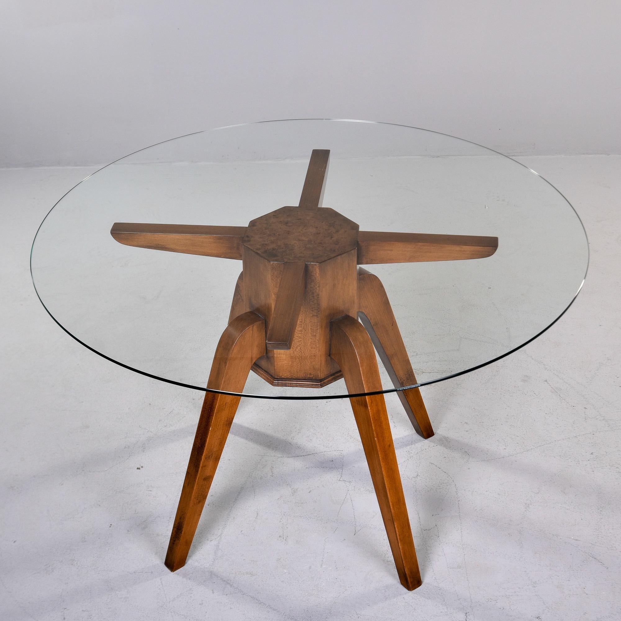 Mid-Century Modern Table ronde italienne du milieu du siècle en noyer avec plateau en verre en vente