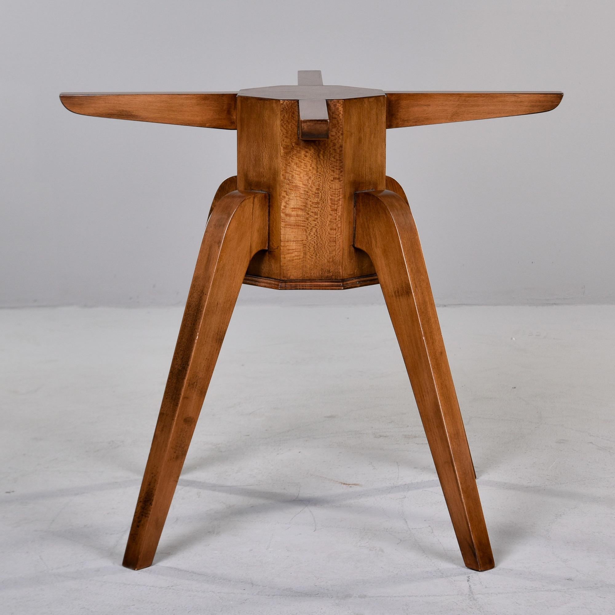Table ronde italienne du milieu du siècle en noyer avec plateau en verre Bon état - En vente à Troy, MI