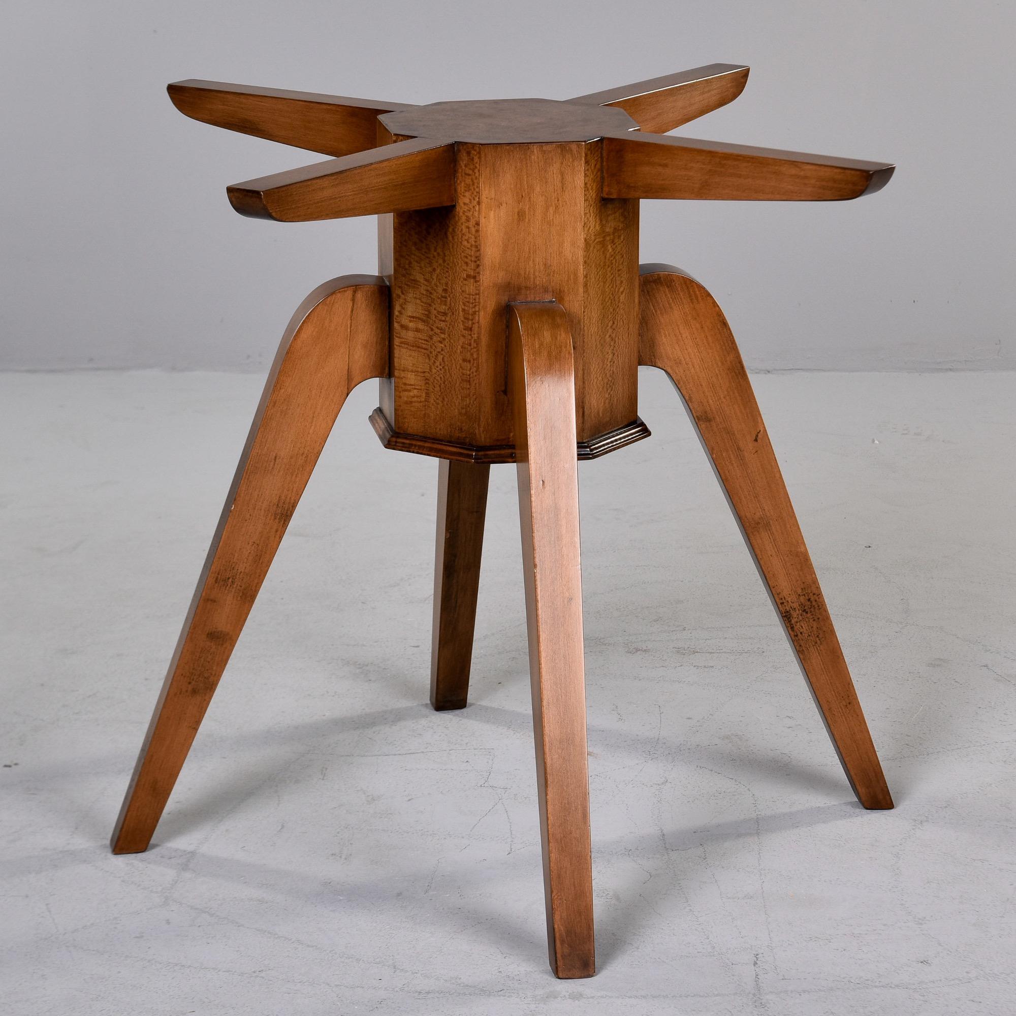 20ième siècle Table ronde italienne du milieu du siècle en noyer avec plateau en verre en vente