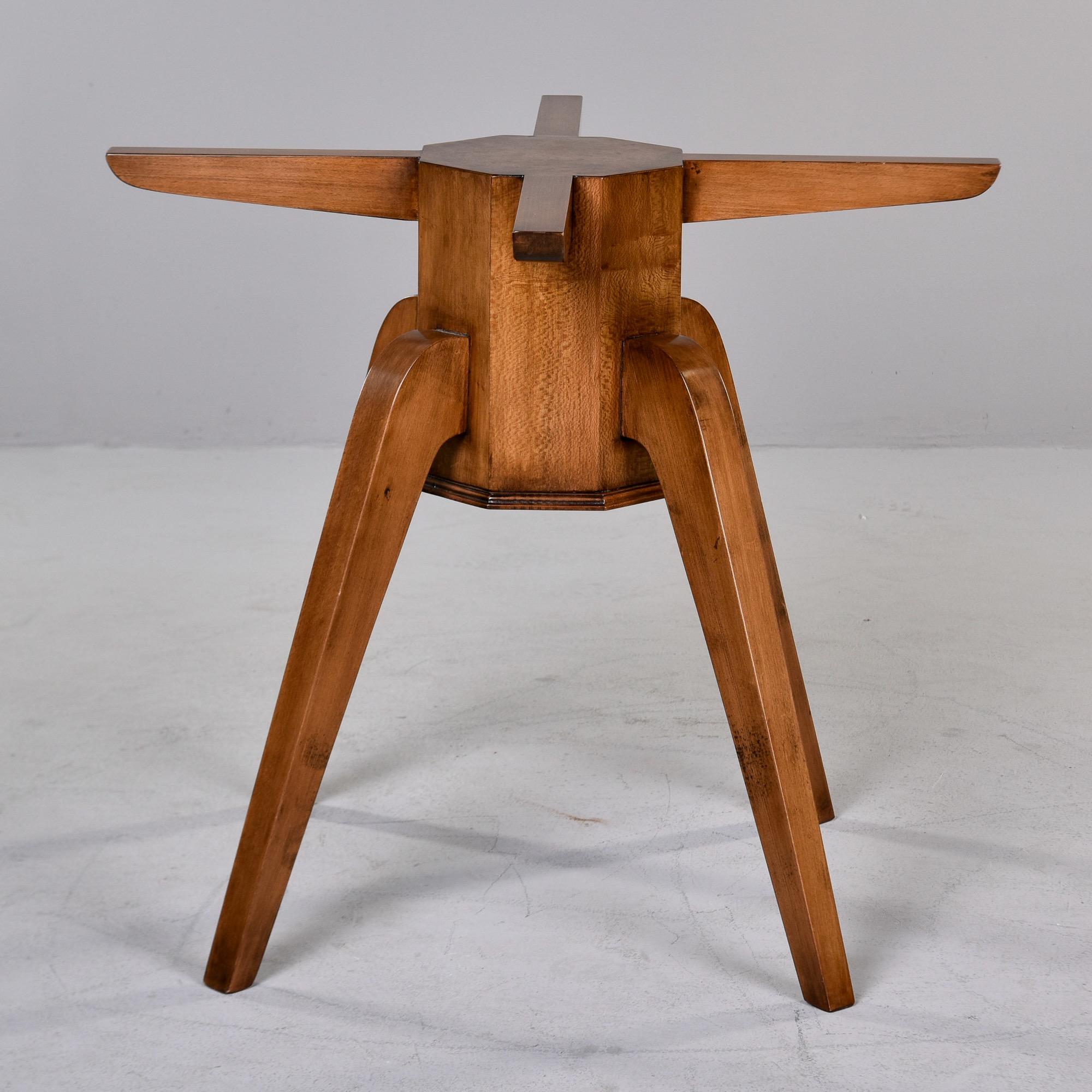 Table ronde italienne du milieu du siècle en noyer avec plateau en verre en vente 1