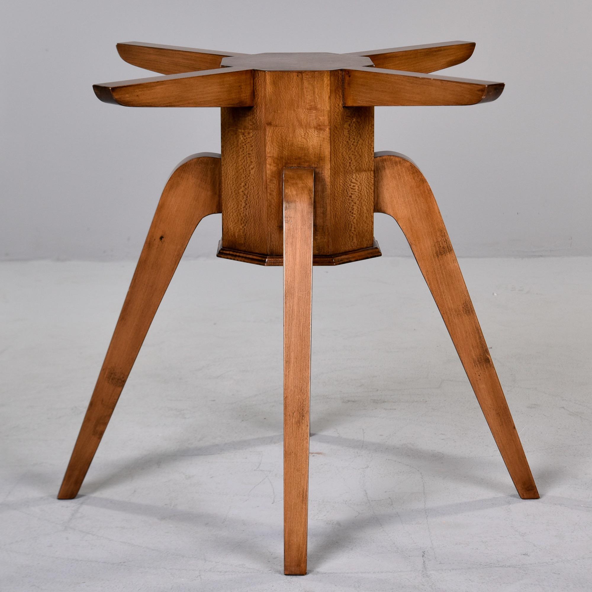 Table ronde italienne du milieu du siècle en noyer avec plateau en verre en vente 2