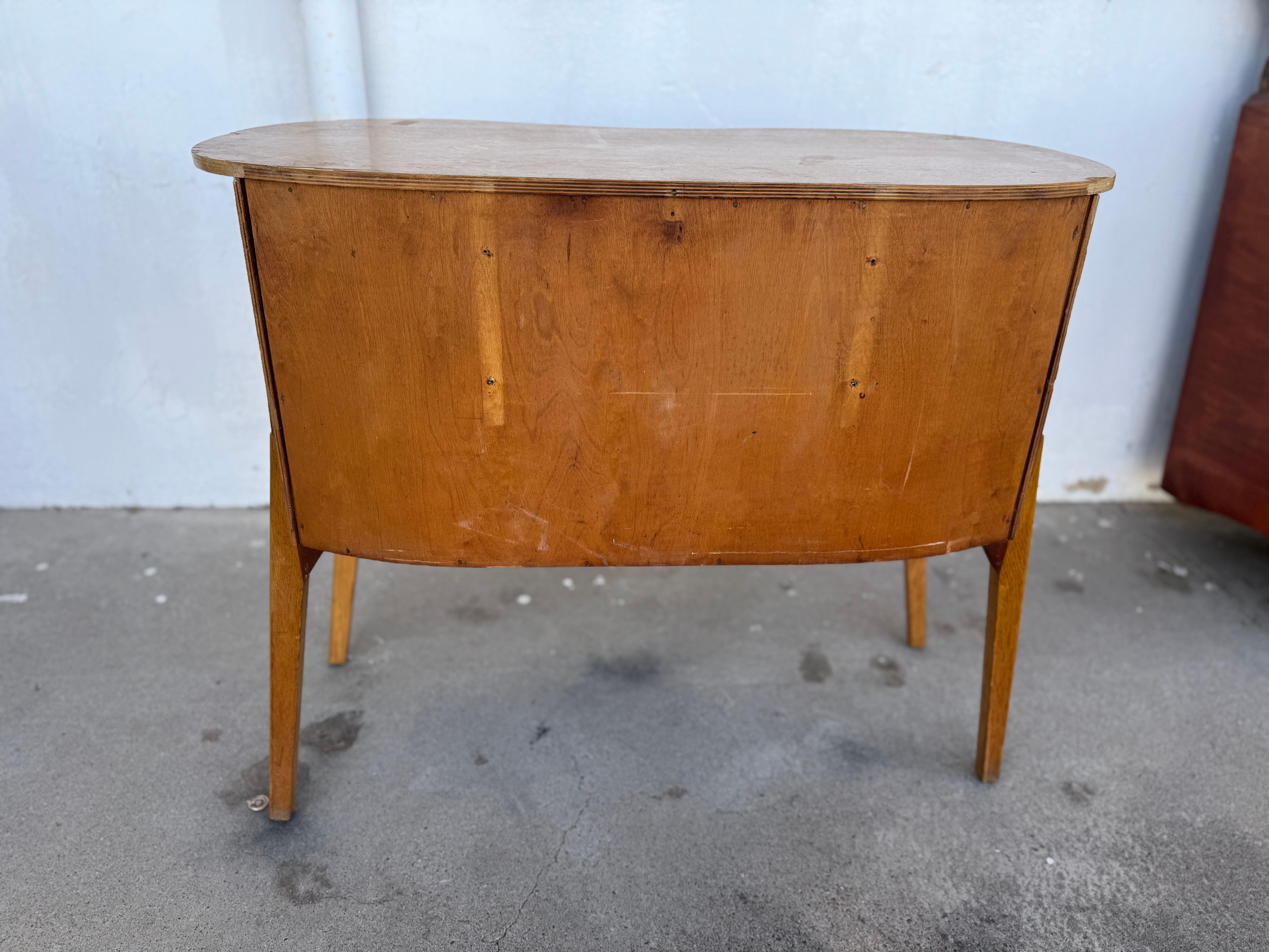 Noce Commodo a 2 cassetti con piano a forma di rene in legno di noce del Medioevo in vendita