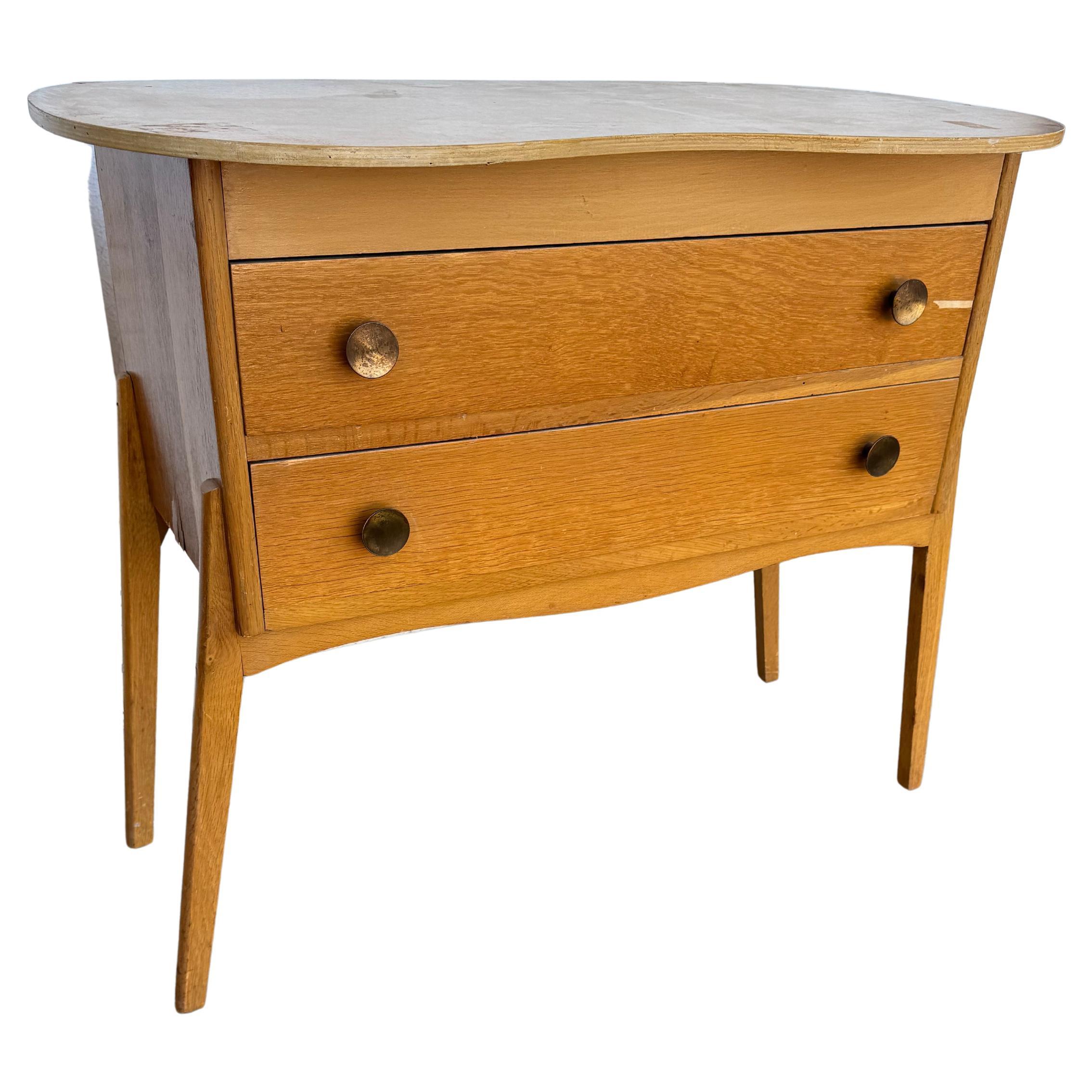 Commodo a 2 cassetti con piano a forma di rene in legno di noce del Medioevo in vendita