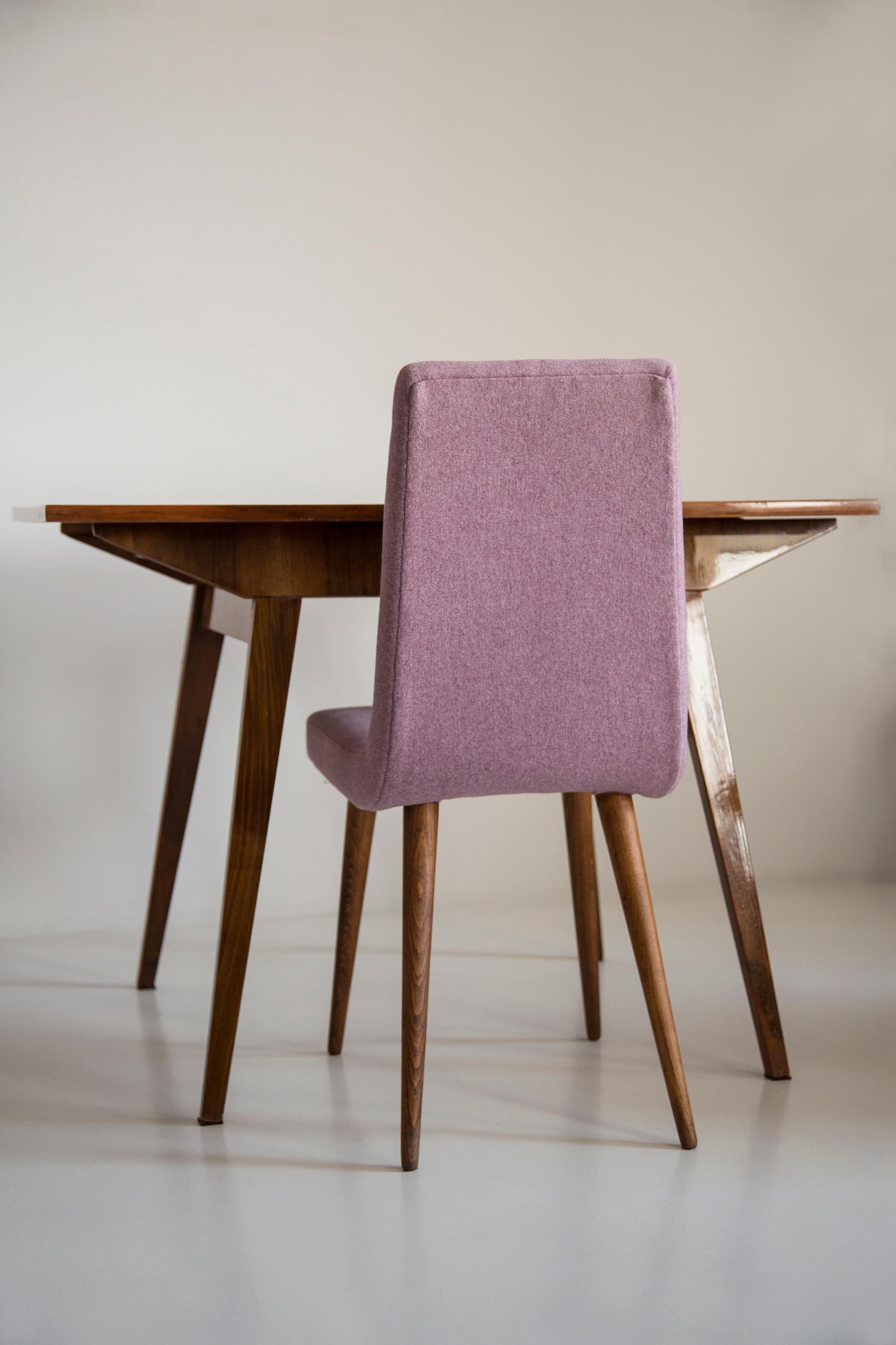 Extendable table, designed by Danuta Lewandowska, Poland in the 1960s.

Neat, not too big, not too small, a fold-out table from the PRL, with a neat form that pleases everyone rather. Perfect for small rooms, kitchens or studios.

For one