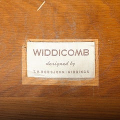 Cómoda de mediados de siglo en nogal y lacada, diseñada por Robsjohn-Gibbings para Widdicomb Company