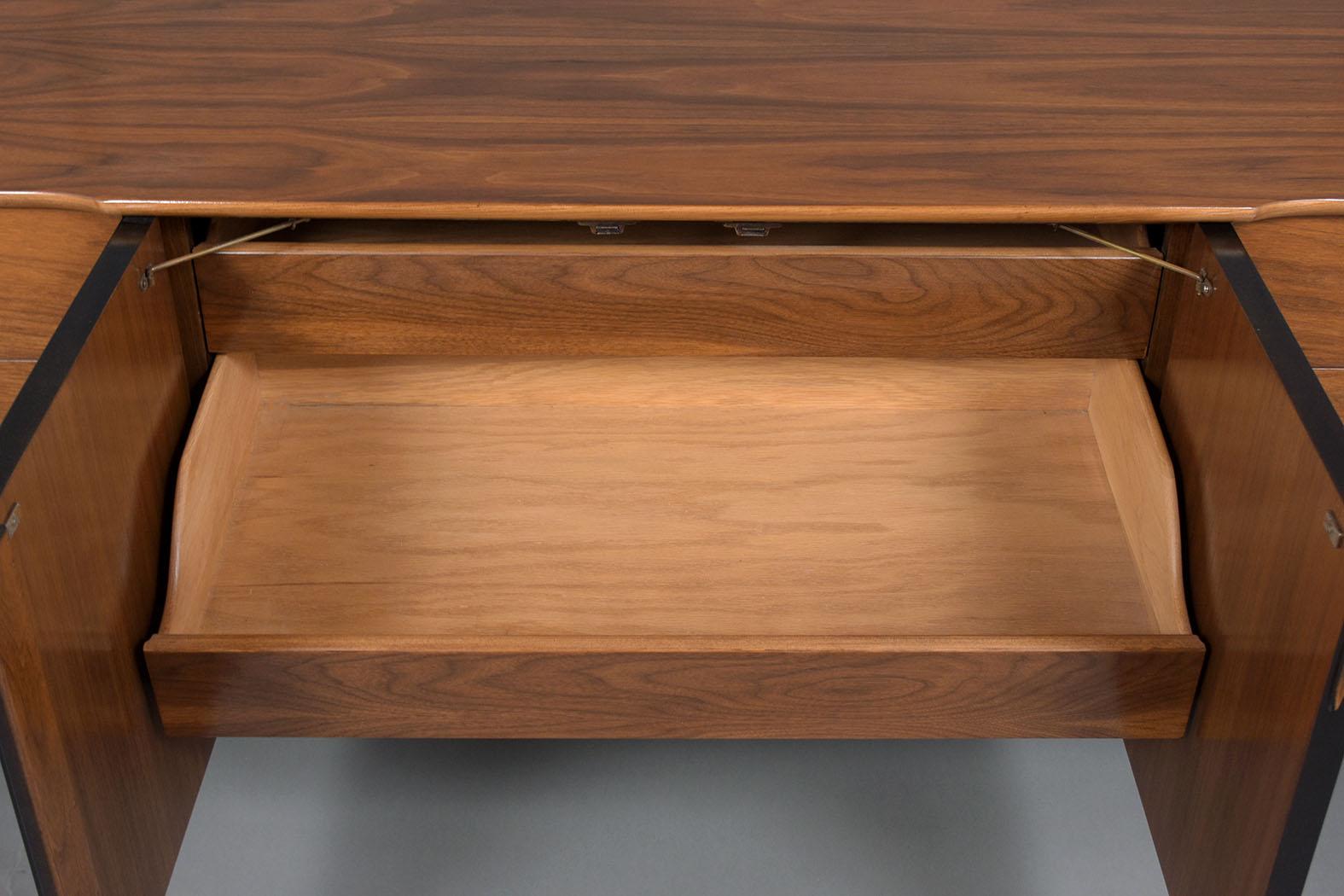 Metà XX secolo Credenza moderna di metà secolo in noce con maniglie originali in acciaio in vendita