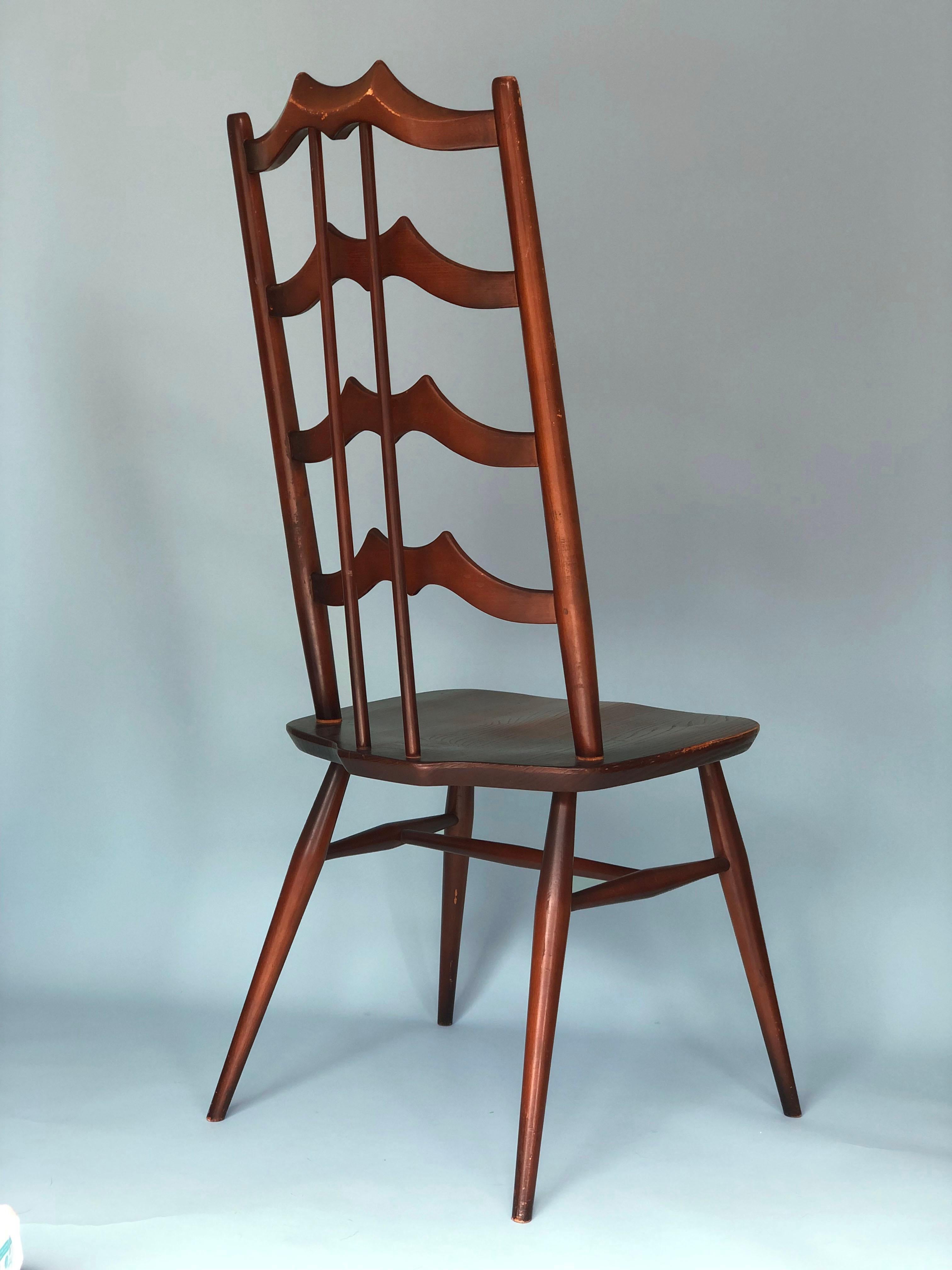Ein Stuhl mit hoher Rückenlehne aus Nussbaumholz, entworfen von Lucian Ercolani für Ercol. Der Stuhl ist mit einem Aufkleber und einer Gravur versehen. Schönes Designstück.

Objekt: Stuhl
Designer: Lucian Ercolani für Ercol
Zuschreibungszeichen: Ein