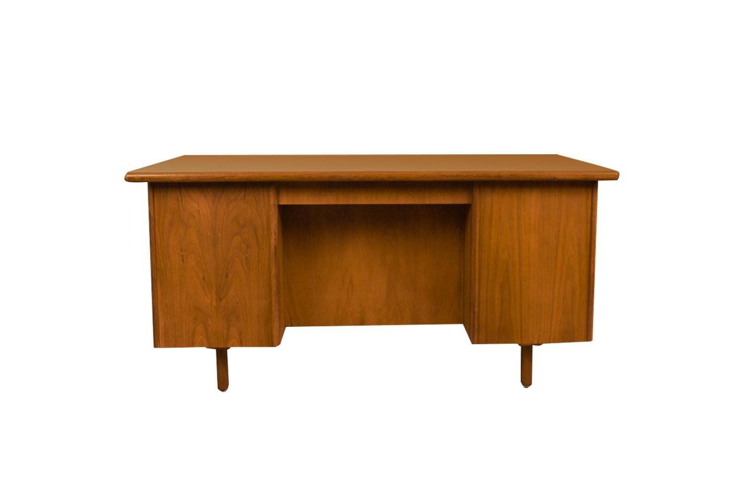 Mid-Century Walnut Large Executive Desk For Sale 3