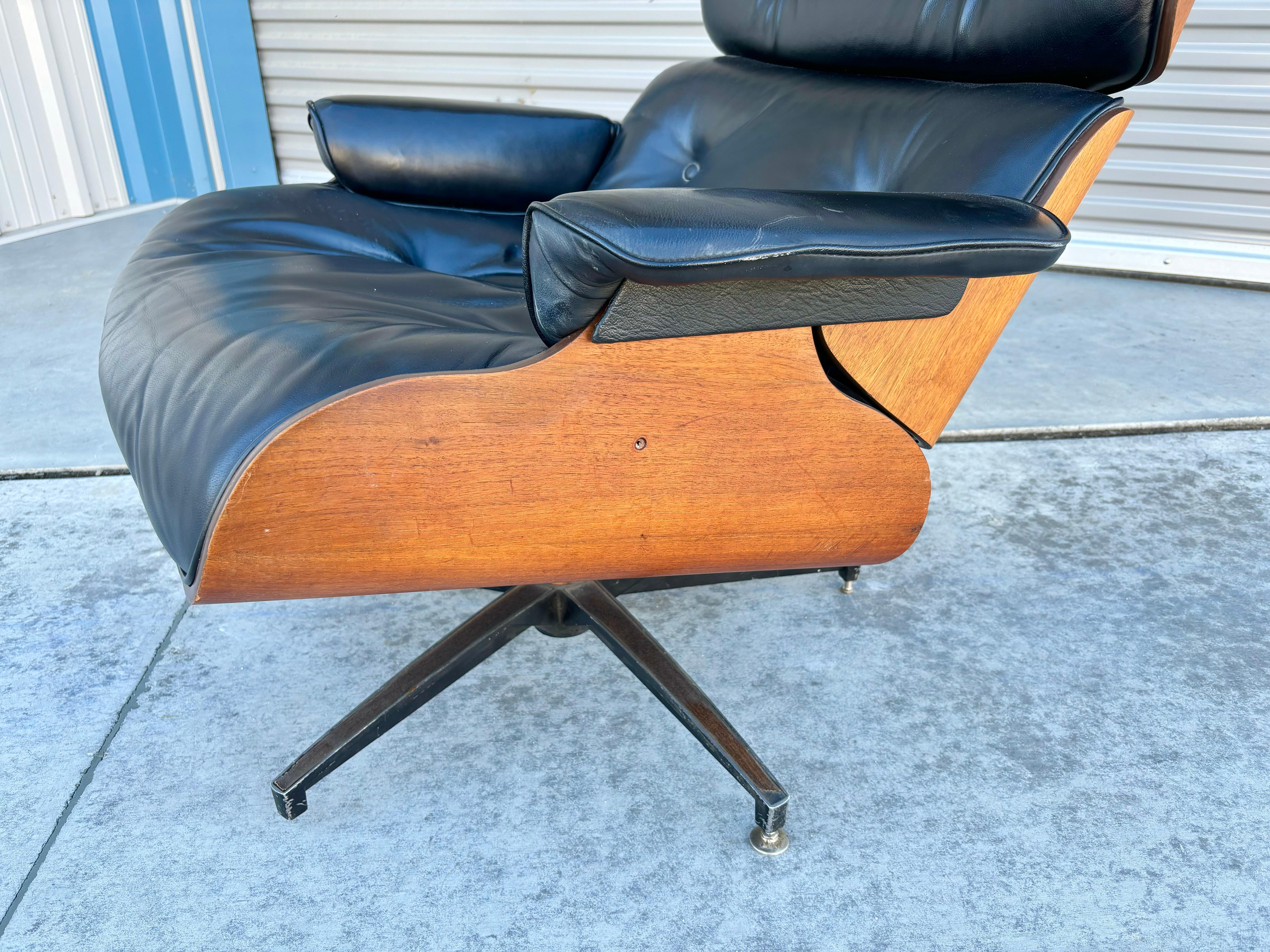 Chaise longue en noyer et cuir du milieu du siècle, d'après Herman Miller, années 1970 en vente 3