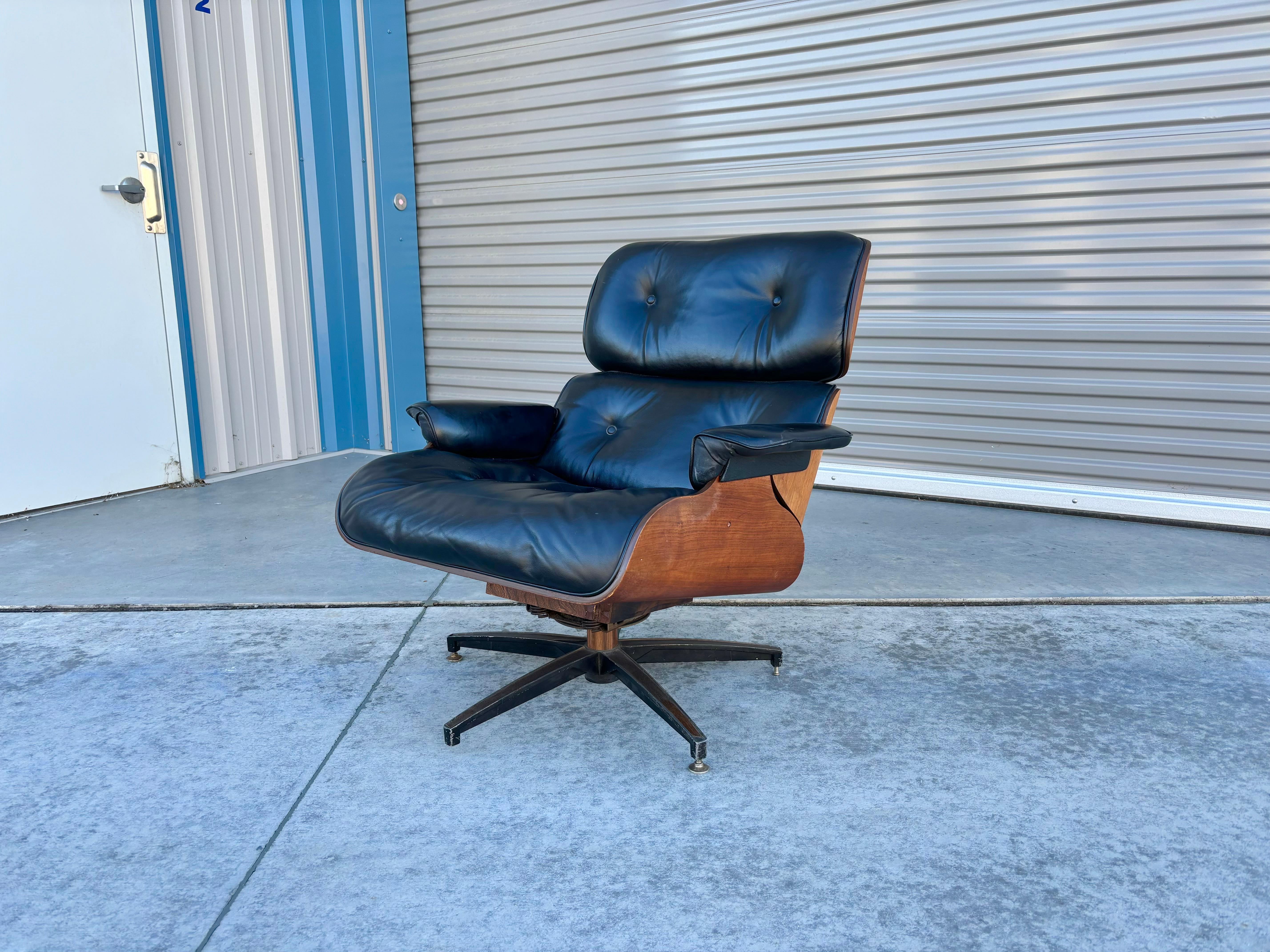 Les chaises longues en noyer du milieu du siècle ont été conçues et fabriquées aux États-Unis vers les années 1970. Cette chaise s'inspire des designs emblématiques d'Herman Miller. Le revêtement en cuir noir de la chaise est élégant et confortable,
