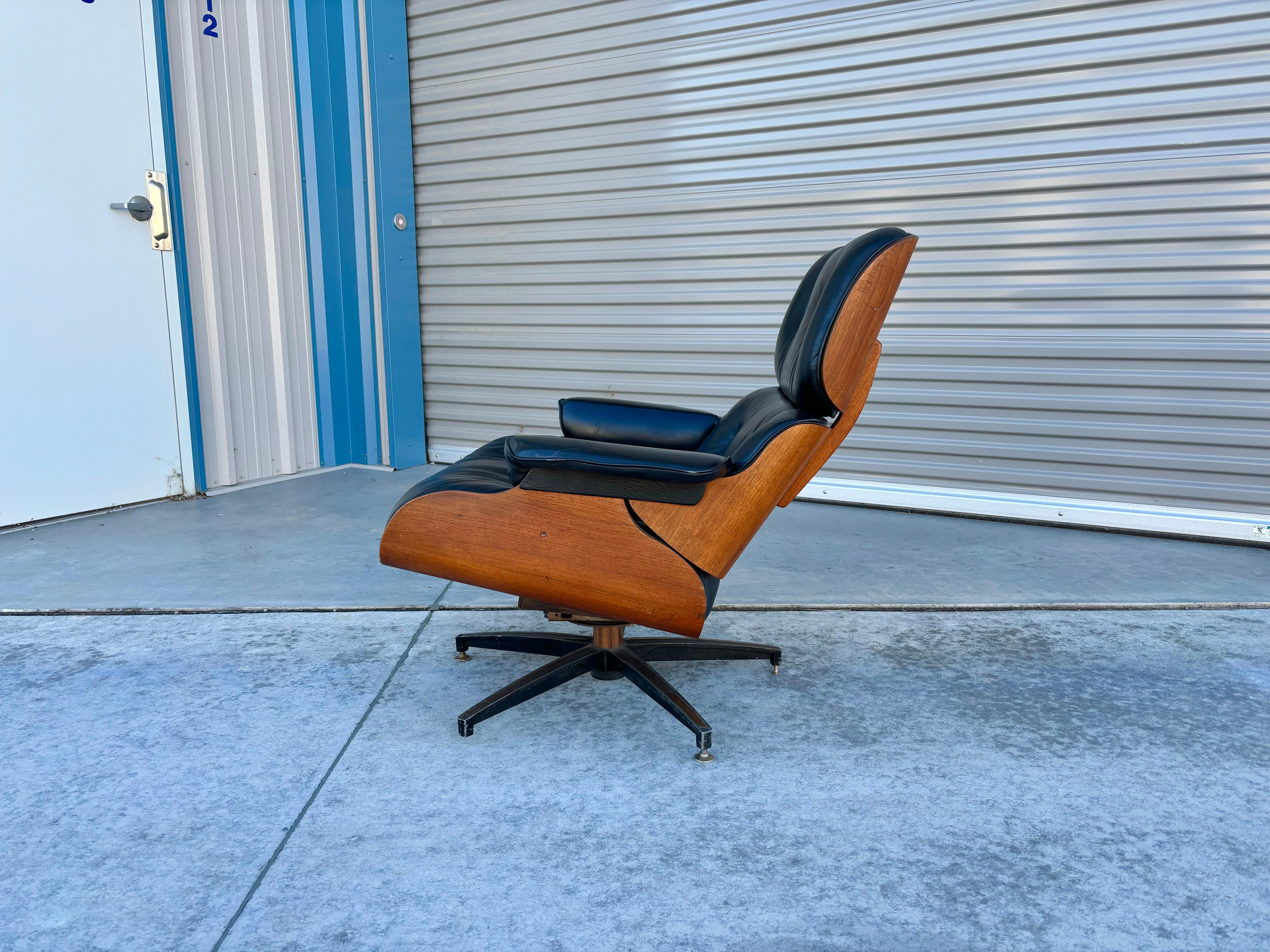 Mid-Century Modern Chaise longue en noyer et cuir du milieu du siècle, d'après Herman Miller, années 1970 en vente