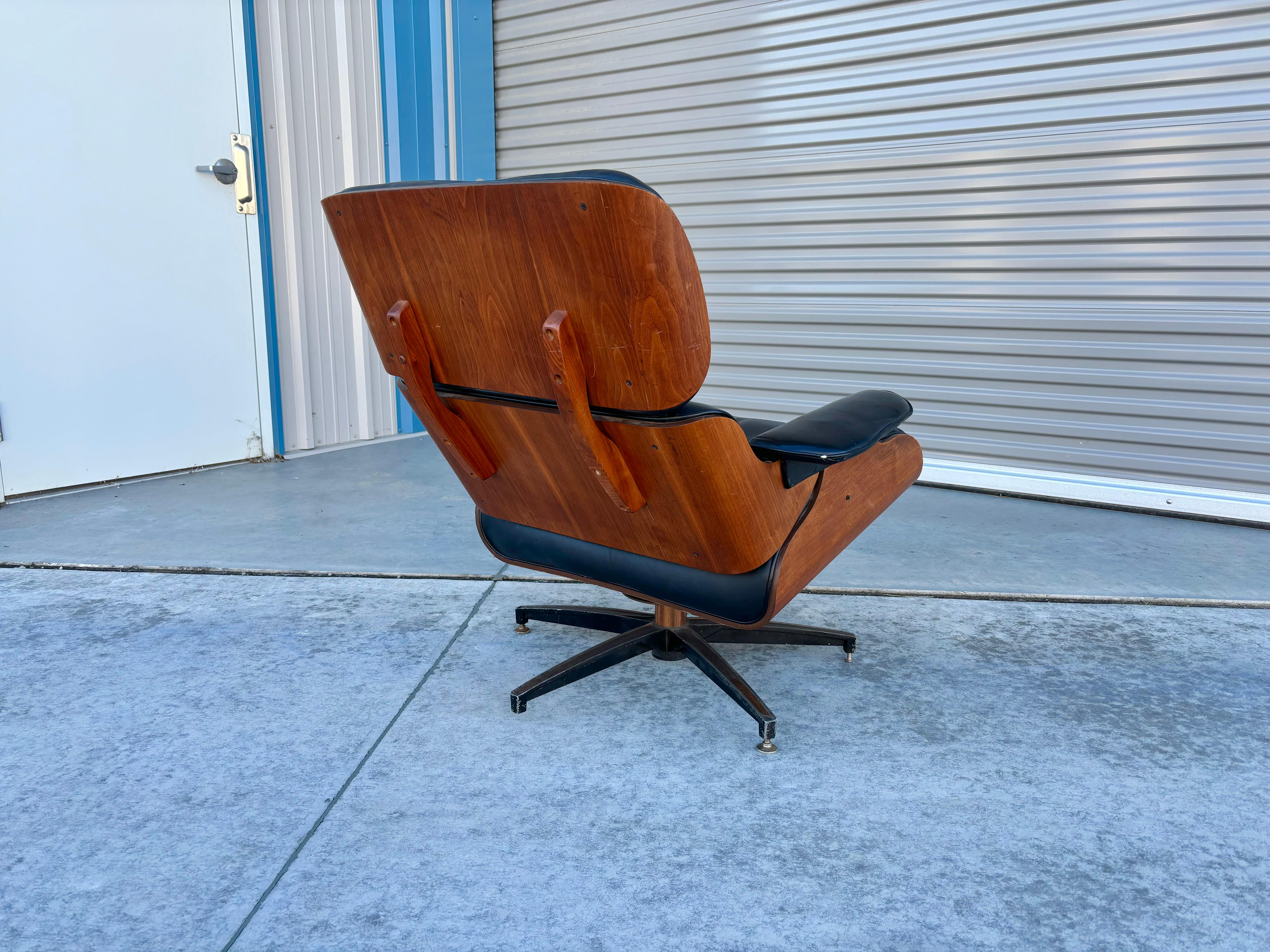 Américain Chaise longue en noyer et cuir du milieu du siècle, d'après Herman Miller, années 1970 en vente