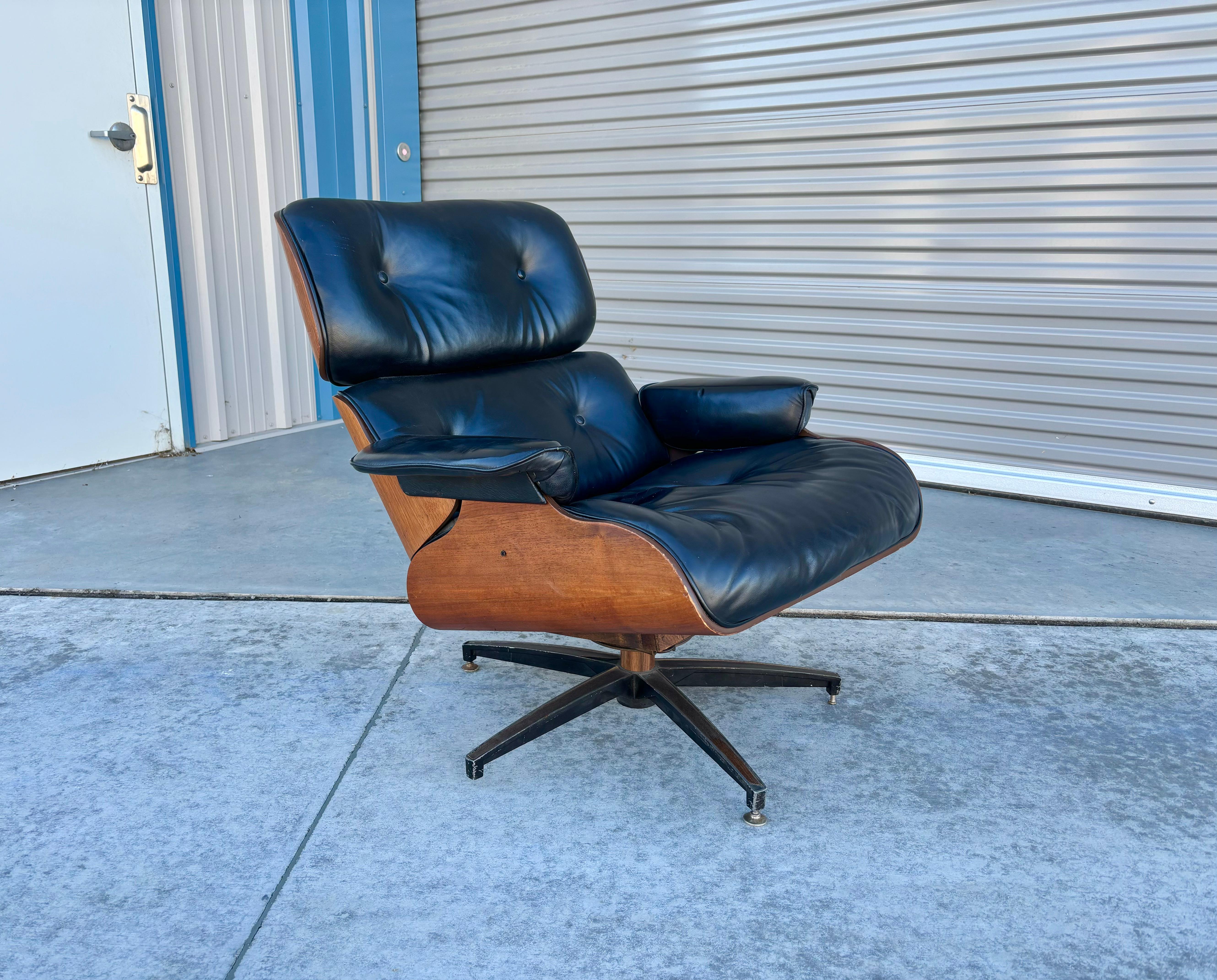 Chaise longue en noyer et cuir du milieu du siècle, d'après Herman Miller, années 1970 Bon état - En vente à North Hollywood, CA