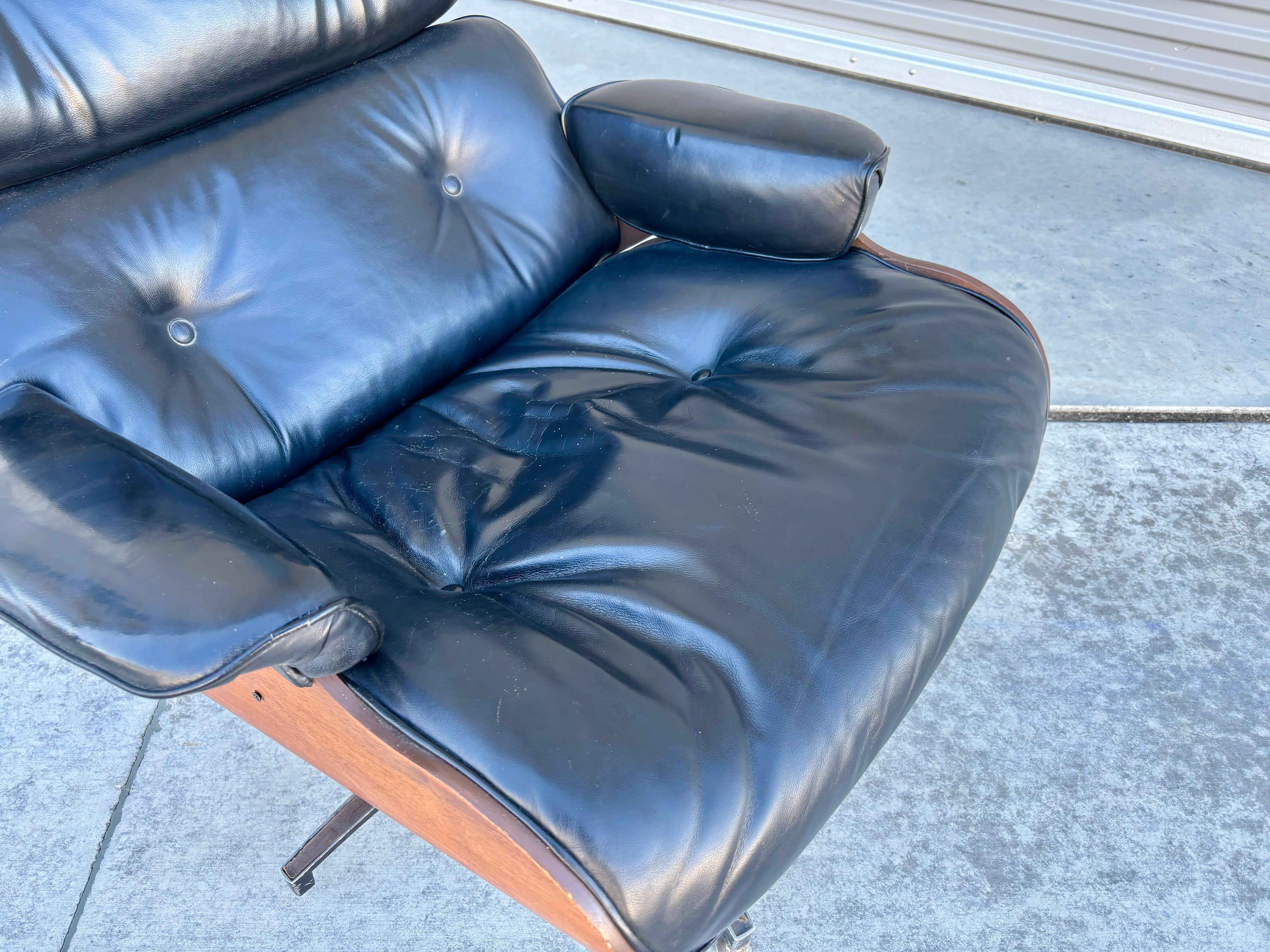 Cuir Chaise longue en noyer et cuir du milieu du siècle, d'après Herman Miller, années 1970 en vente