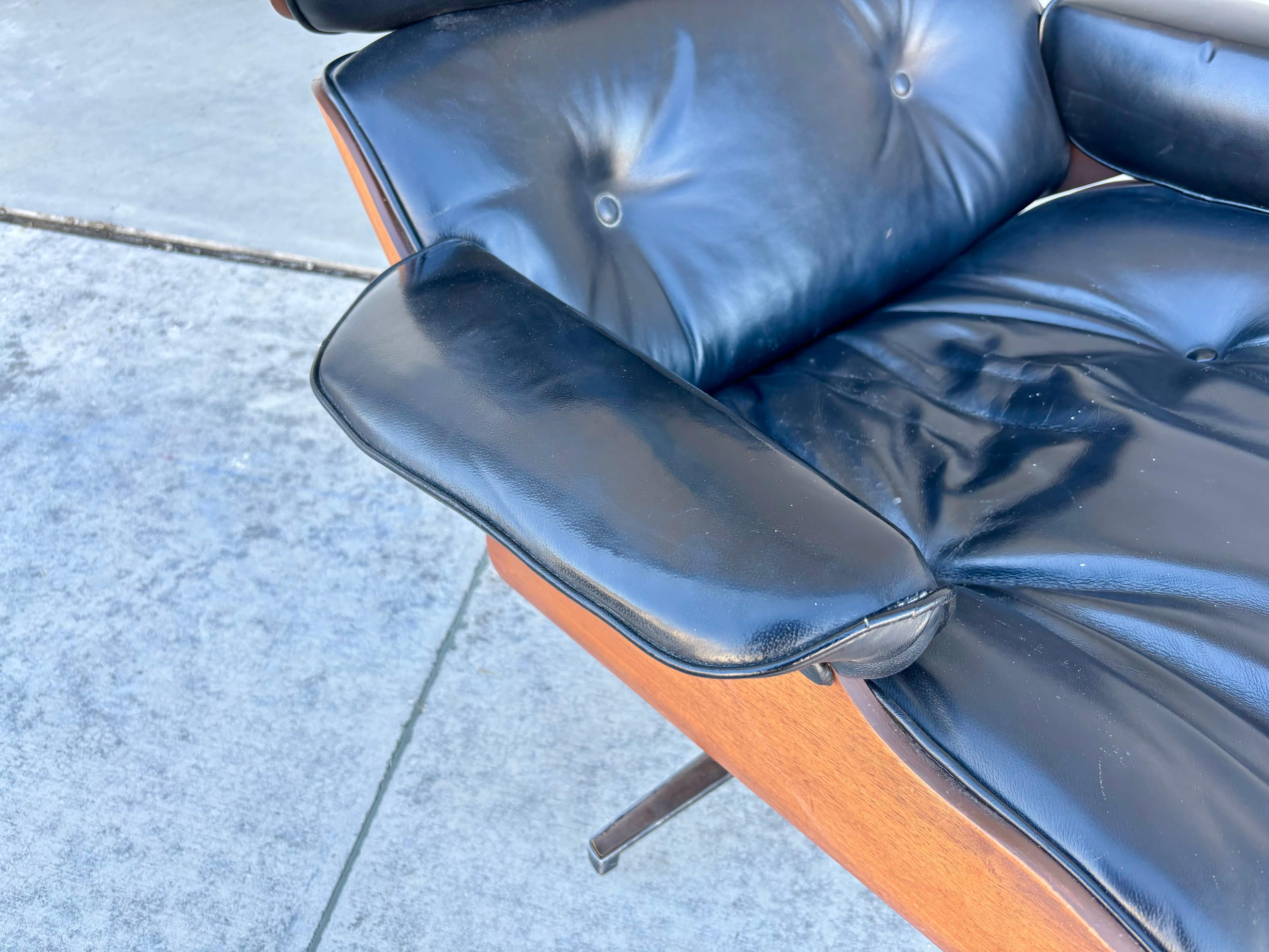 Chaise longue en noyer et cuir du milieu du siècle, d'après Herman Miller, années 1970 en vente 2