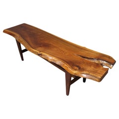 Banc / Table basse en noyer du milieu du siècle