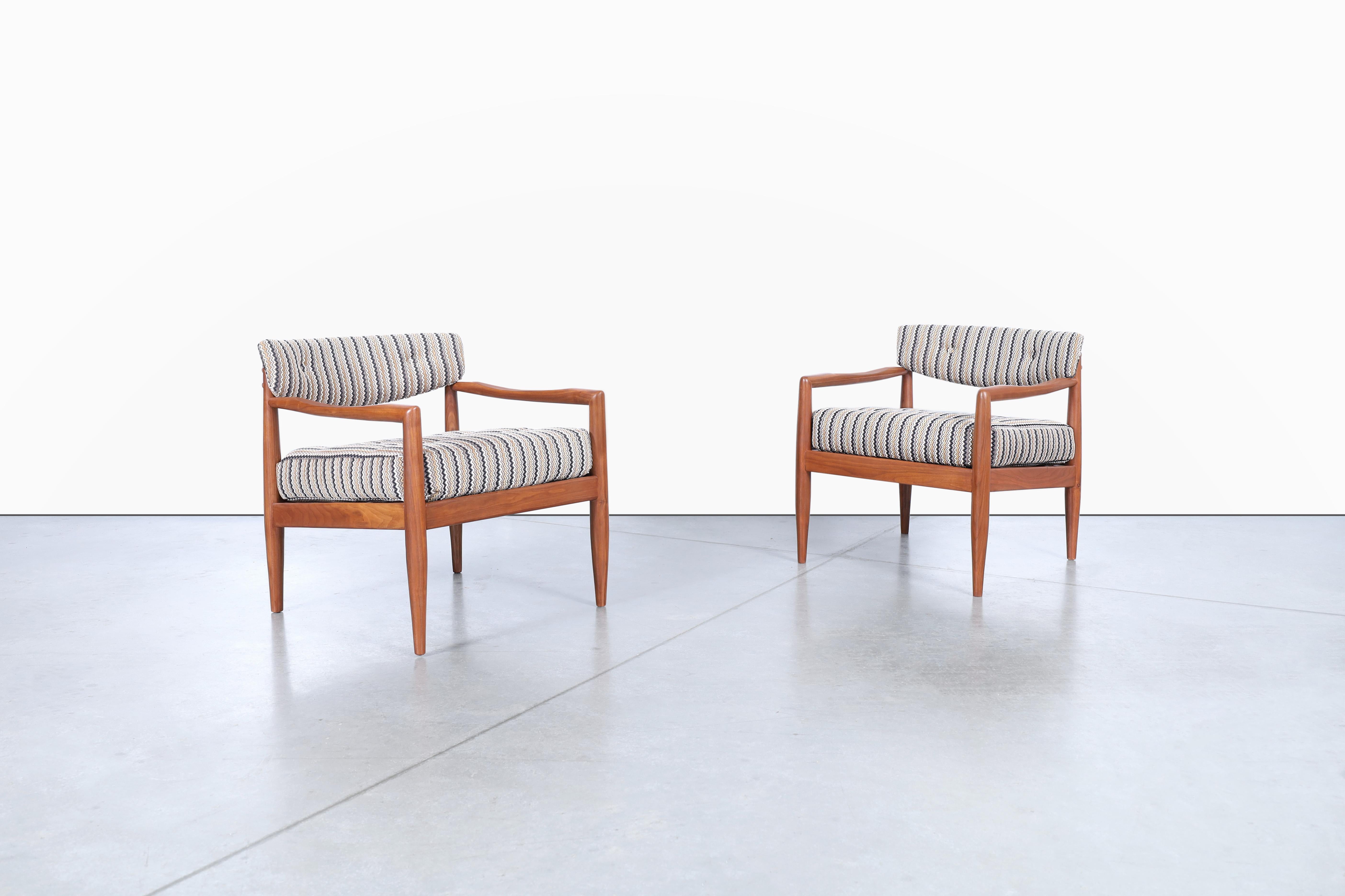 Queste splendide sedie da salotto della metà del secolo scorso, disegnate da Adrian Pearsall per Craft Associates, sono esempi iconici del design americano degli anni Sessanta. Ogni sedia è caratterizzata da una struttura in noce accuratamente