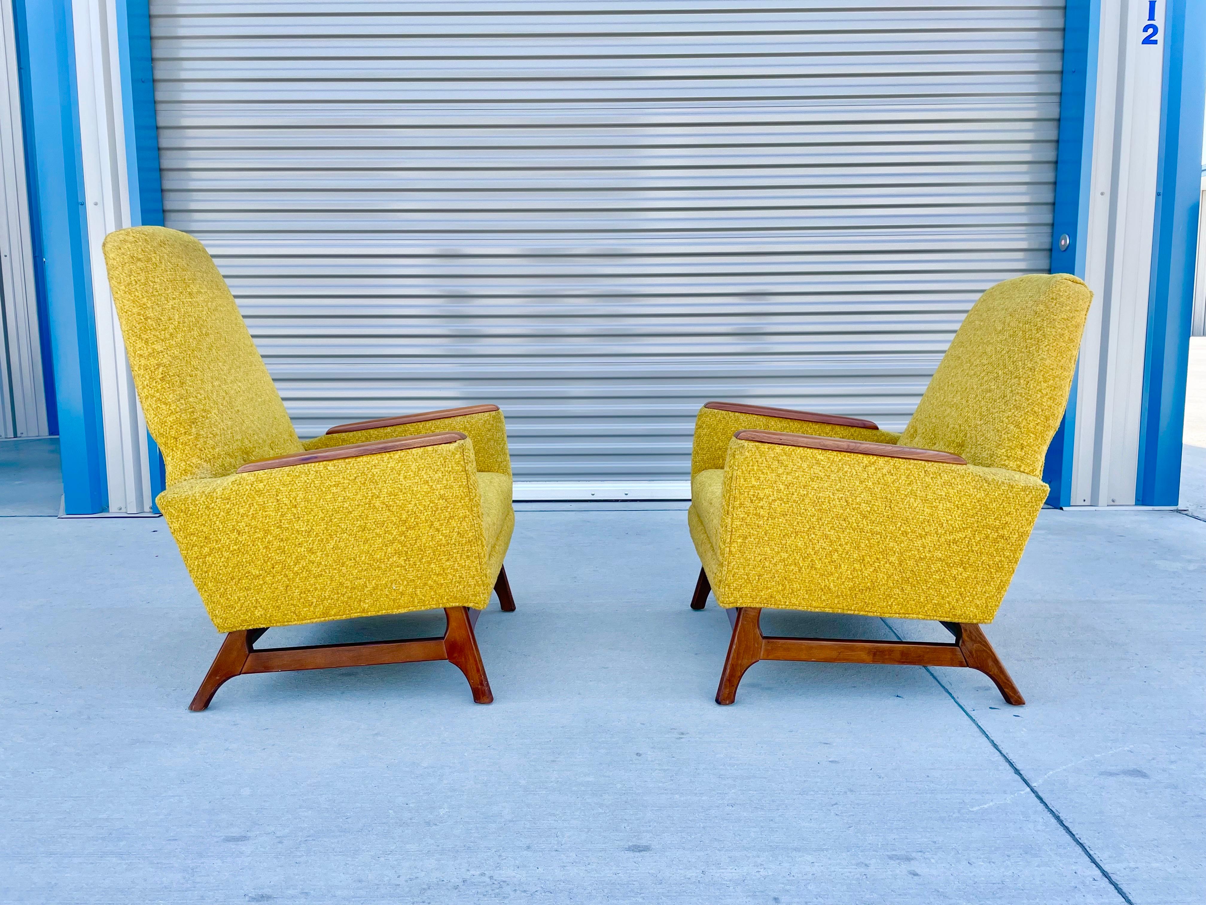Mid-Century Modern Midcentury Walnut Lounge Chairs in the Style of Adrian Pearsall For Sale