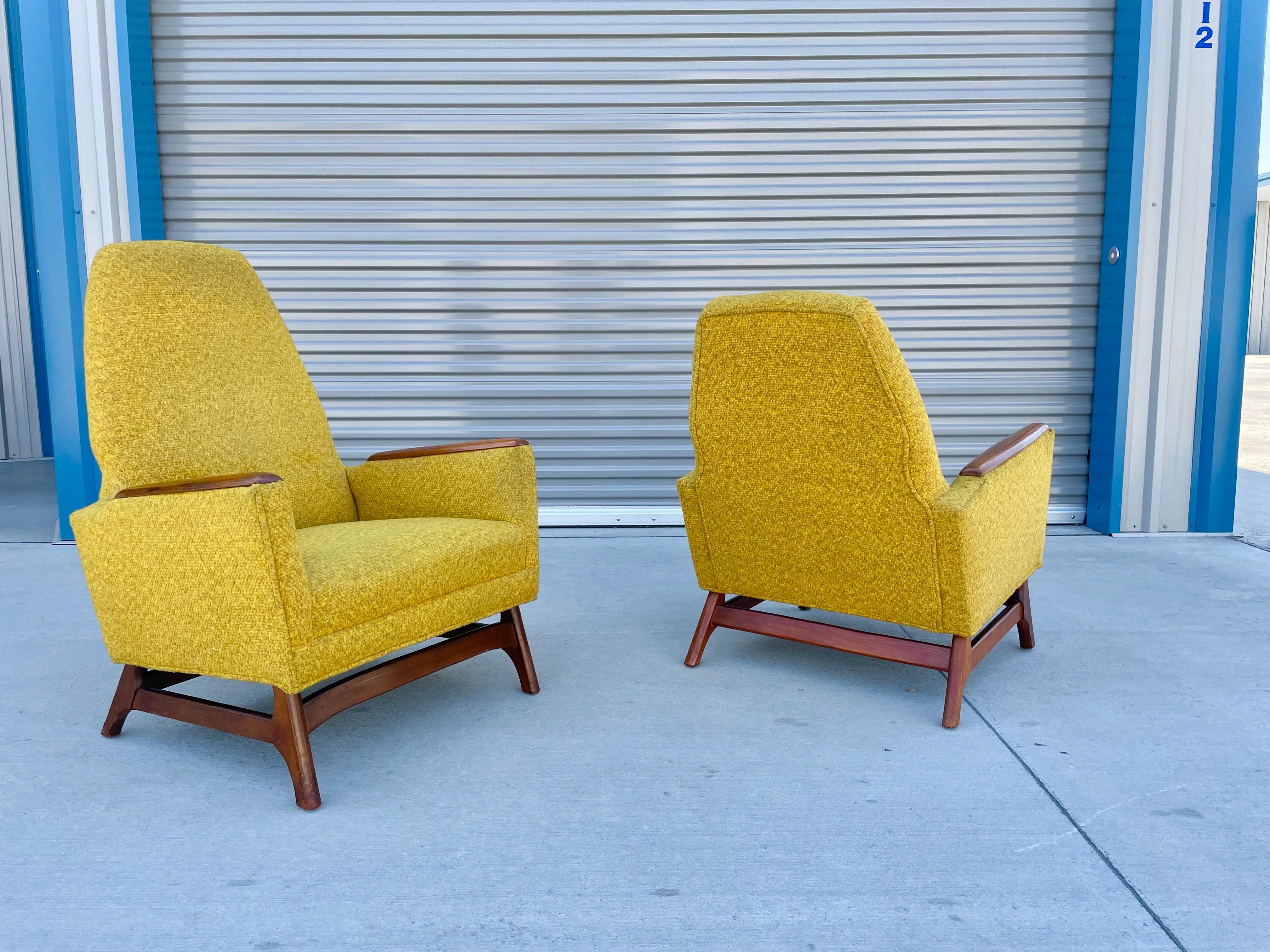 Midcentury Walnut Lounge Chairs in the Style of Adrian Pearsall In Good Condition For Sale In North Hollywood, CA