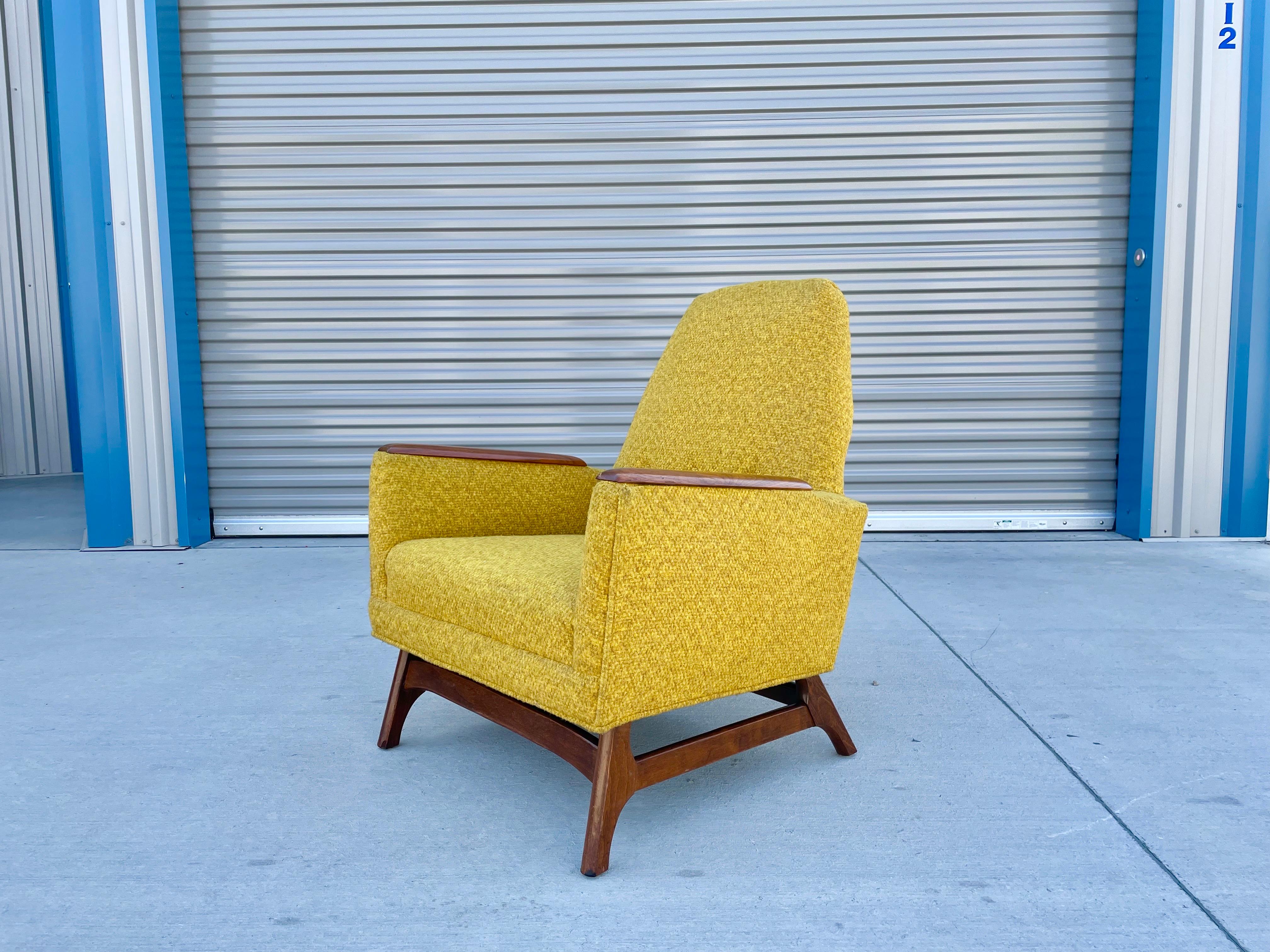 Mid-20th Century Midcentury Walnut Lounge Chairs in the Style of Adrian Pearsall For Sale