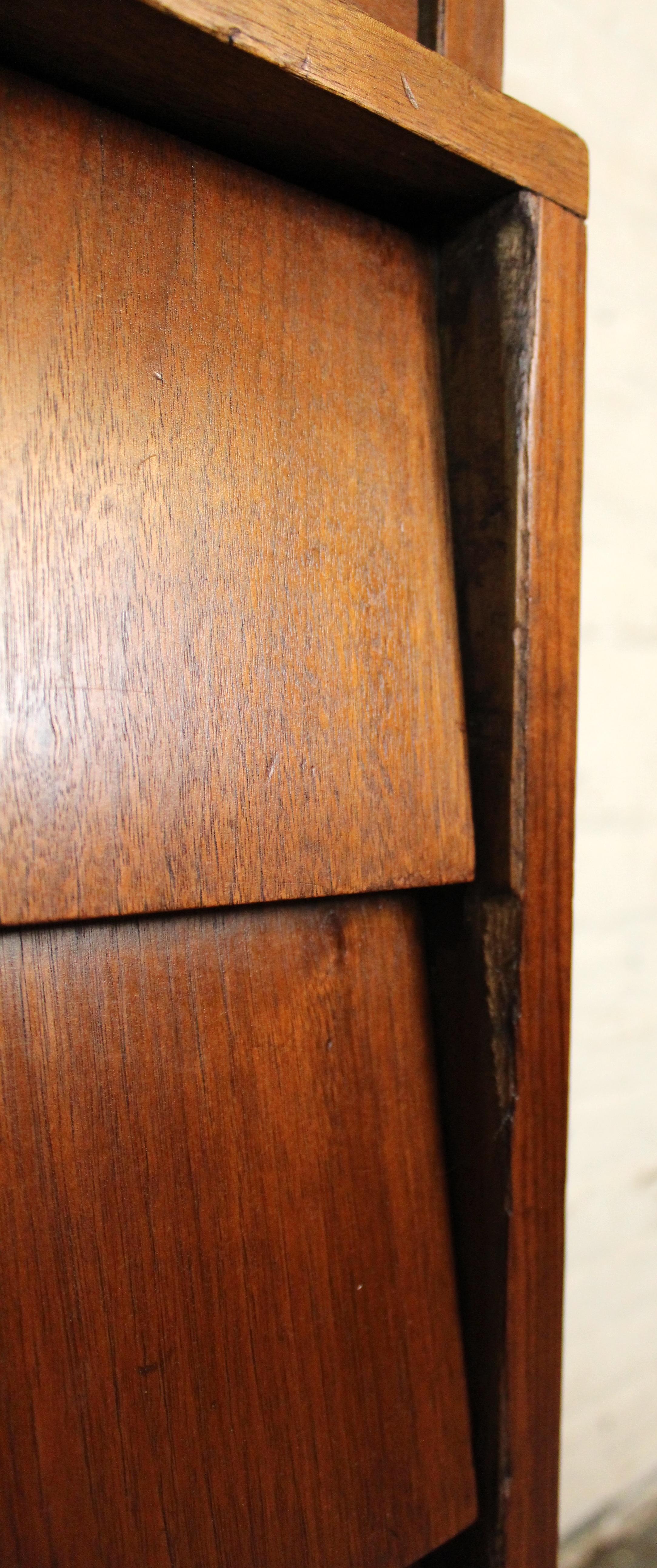 Nussbaum Kommode mit Lamellen aus der Mitte des Jahrhunderts im Angebot 3