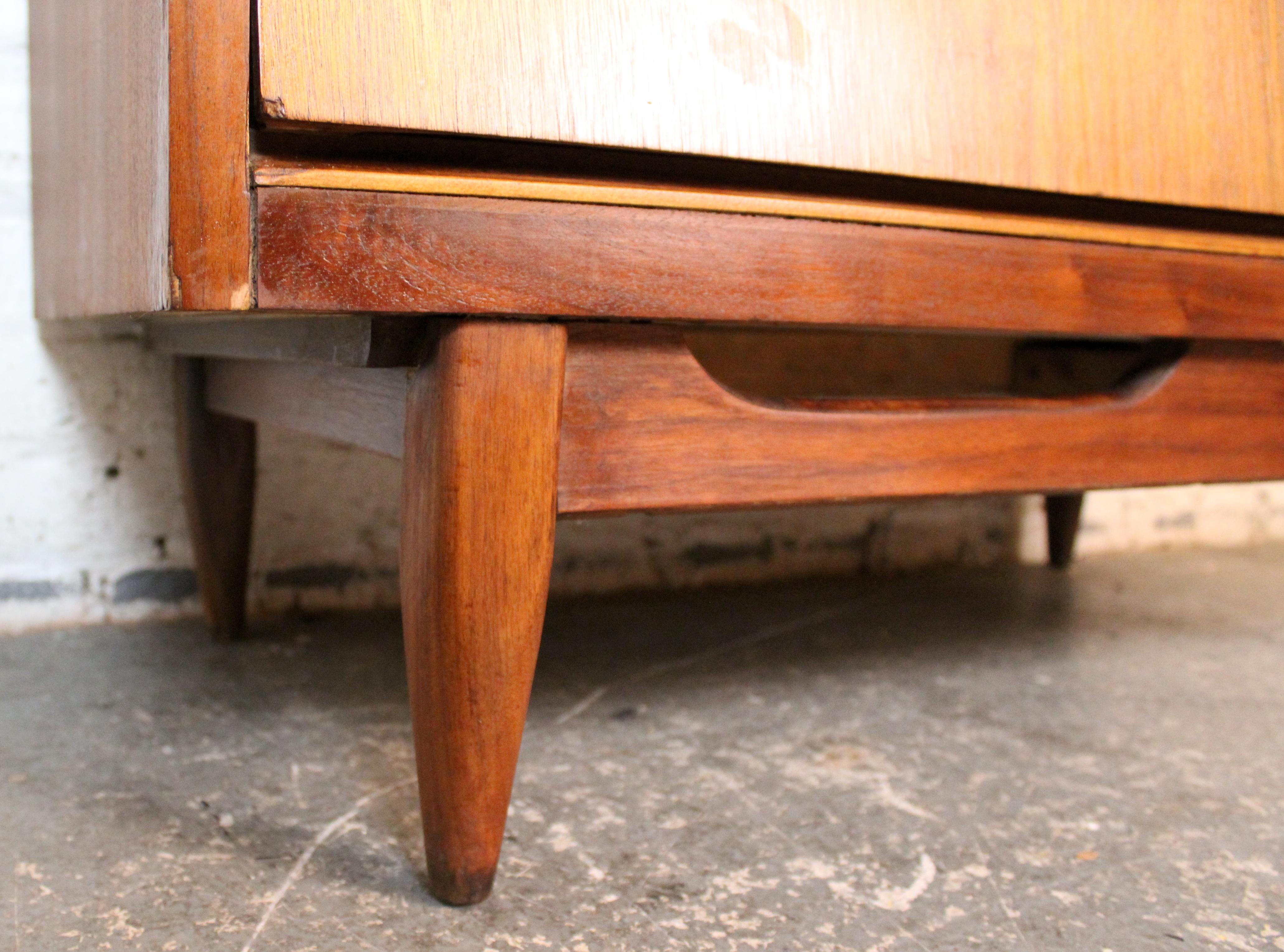 Nussbaum Kommode mit Lamellen aus der Mitte des Jahrhunderts im Angebot 6