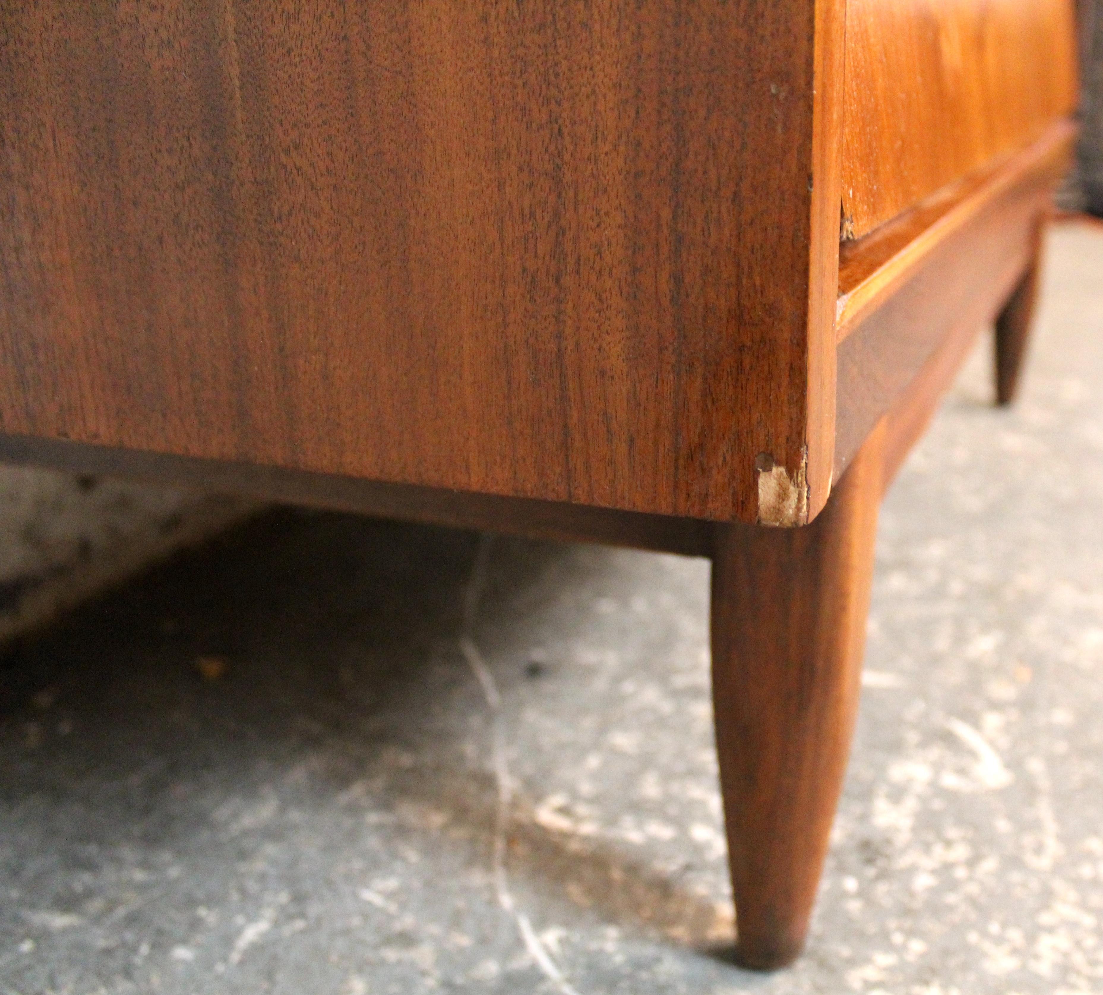 Nussbaum Kommode mit Lamellen aus der Mitte des Jahrhunderts im Angebot 8