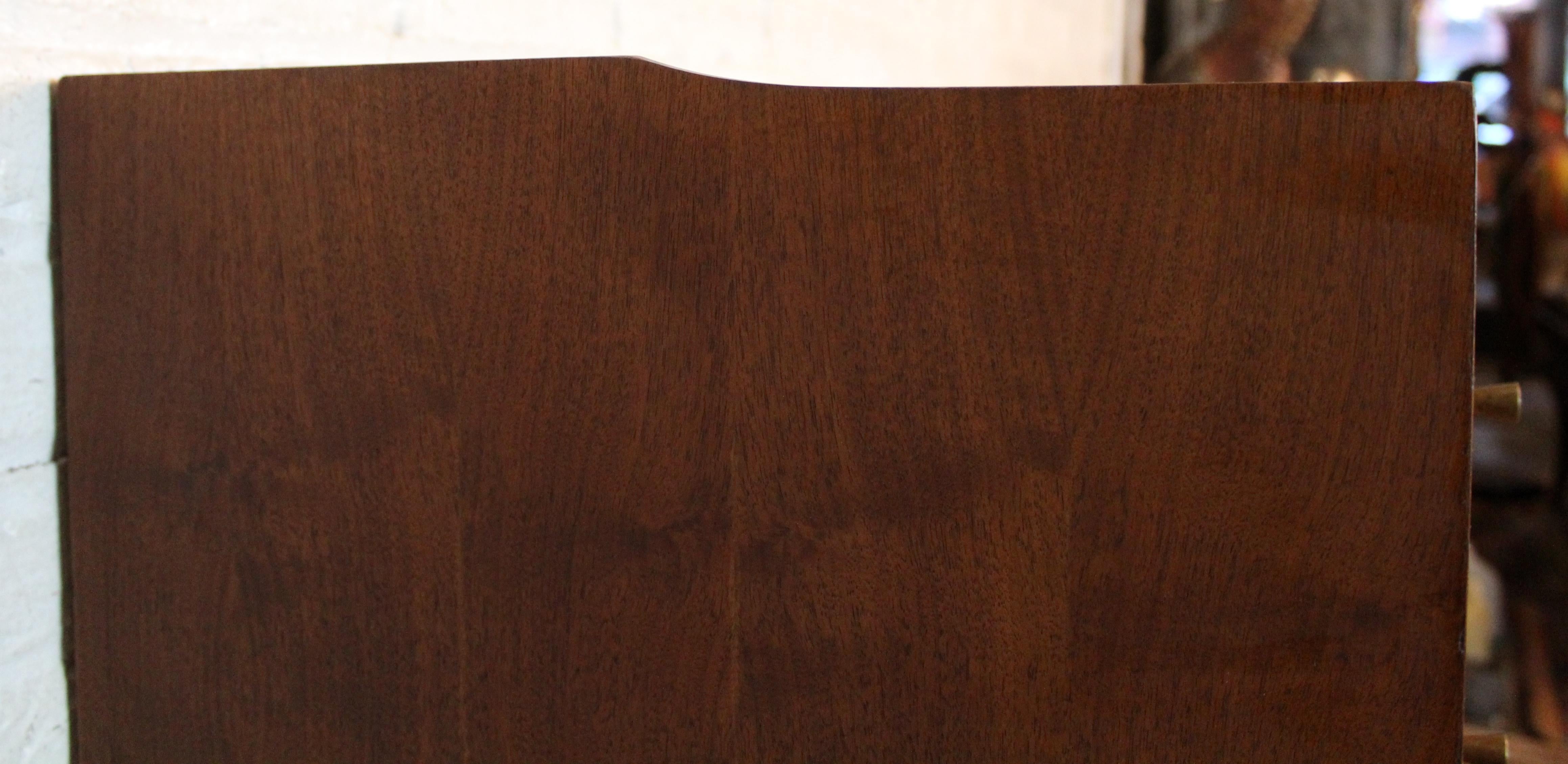 Nussbaum Kommode mit Lamellen aus der Mitte des Jahrhunderts im Angebot 9