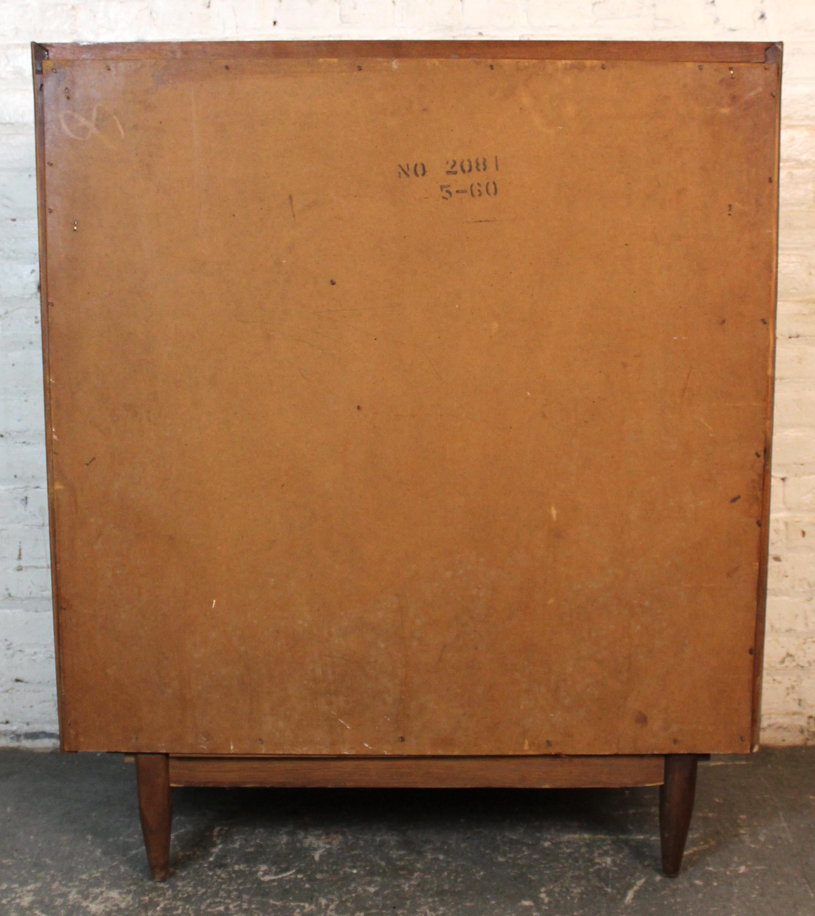 Nussbaum Kommode mit Lamellen aus der Mitte des Jahrhunderts im Angebot 10