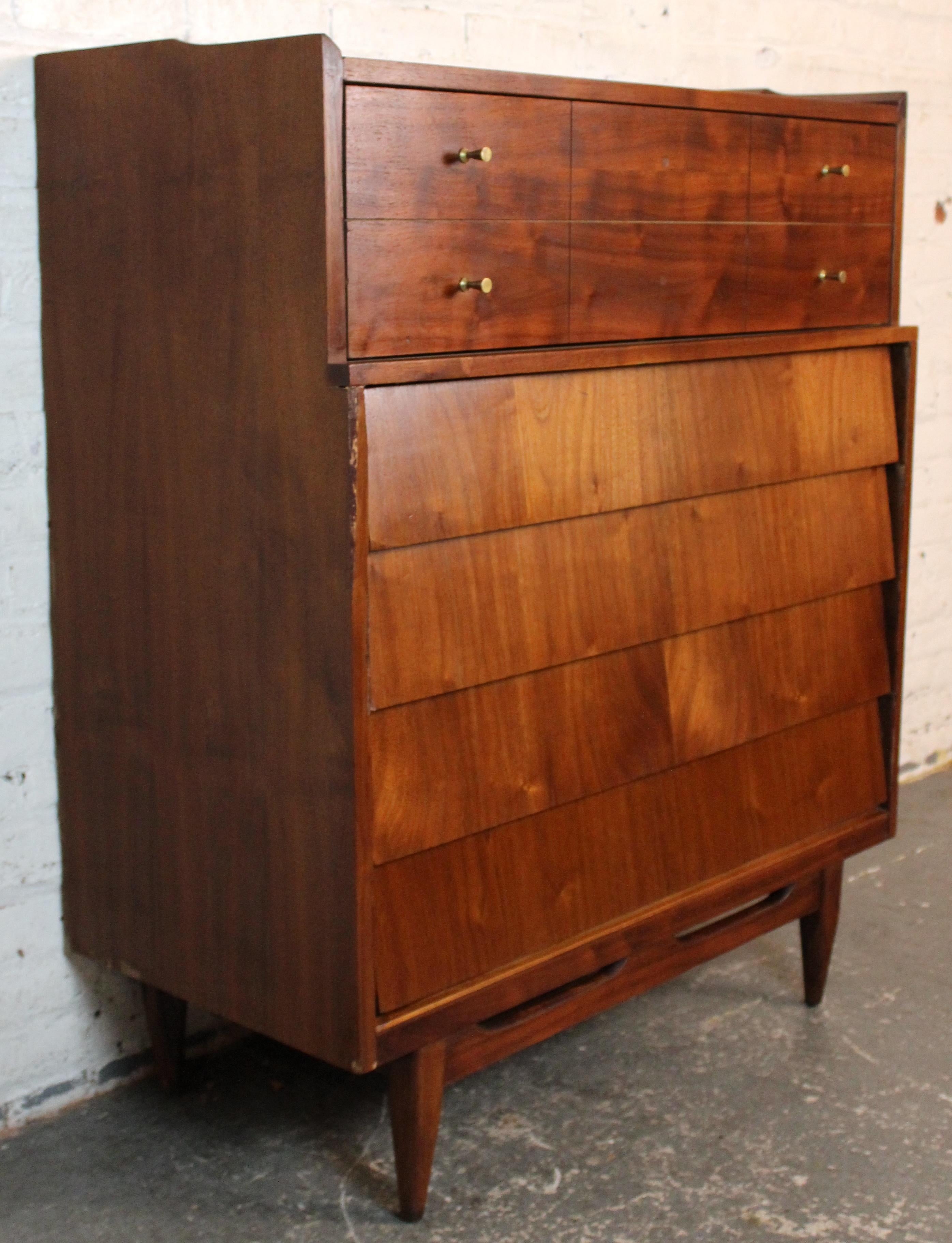 Nussbaum Kommode mit Lamellen aus der Mitte des Jahrhunderts (Moderne der Mitte des Jahrhunderts) im Angebot