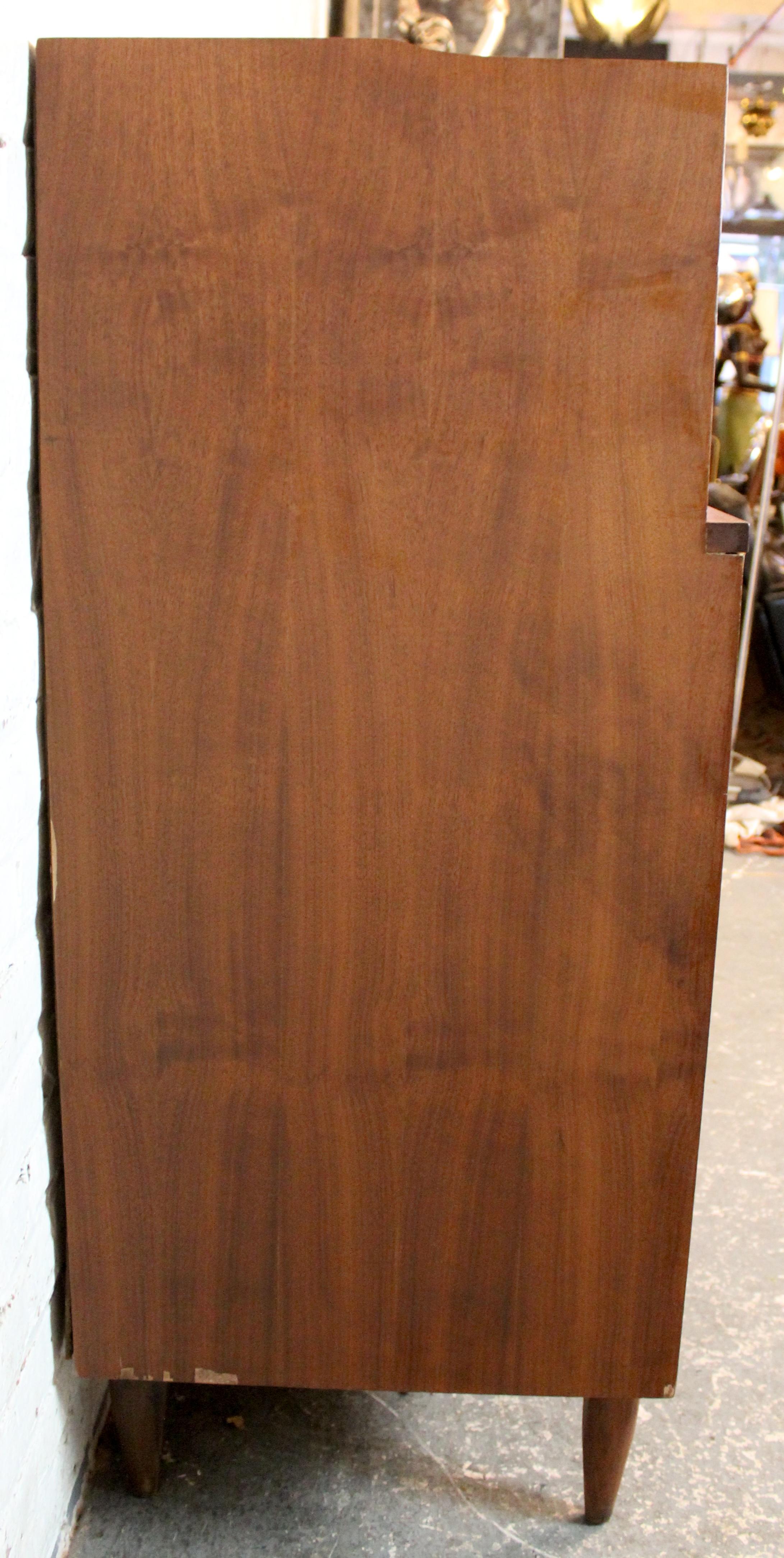 Nussbaum Kommode mit Lamellen aus der Mitte des Jahrhunderts (amerikanisch) im Angebot