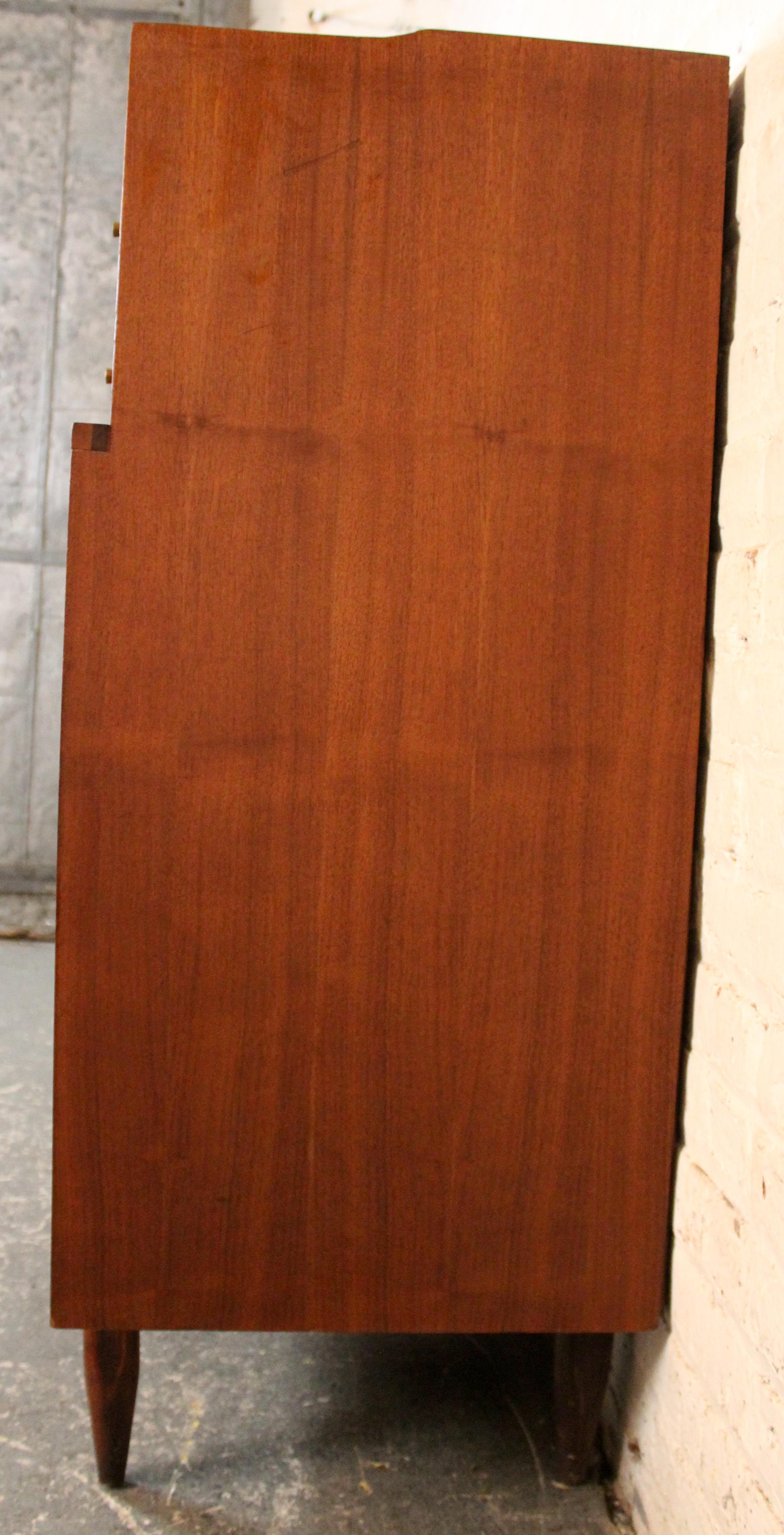 Nussbaum Kommode mit Lamellen aus der Mitte des Jahrhunderts im Zustand „Gut“ im Angebot in Brooklyn, NY