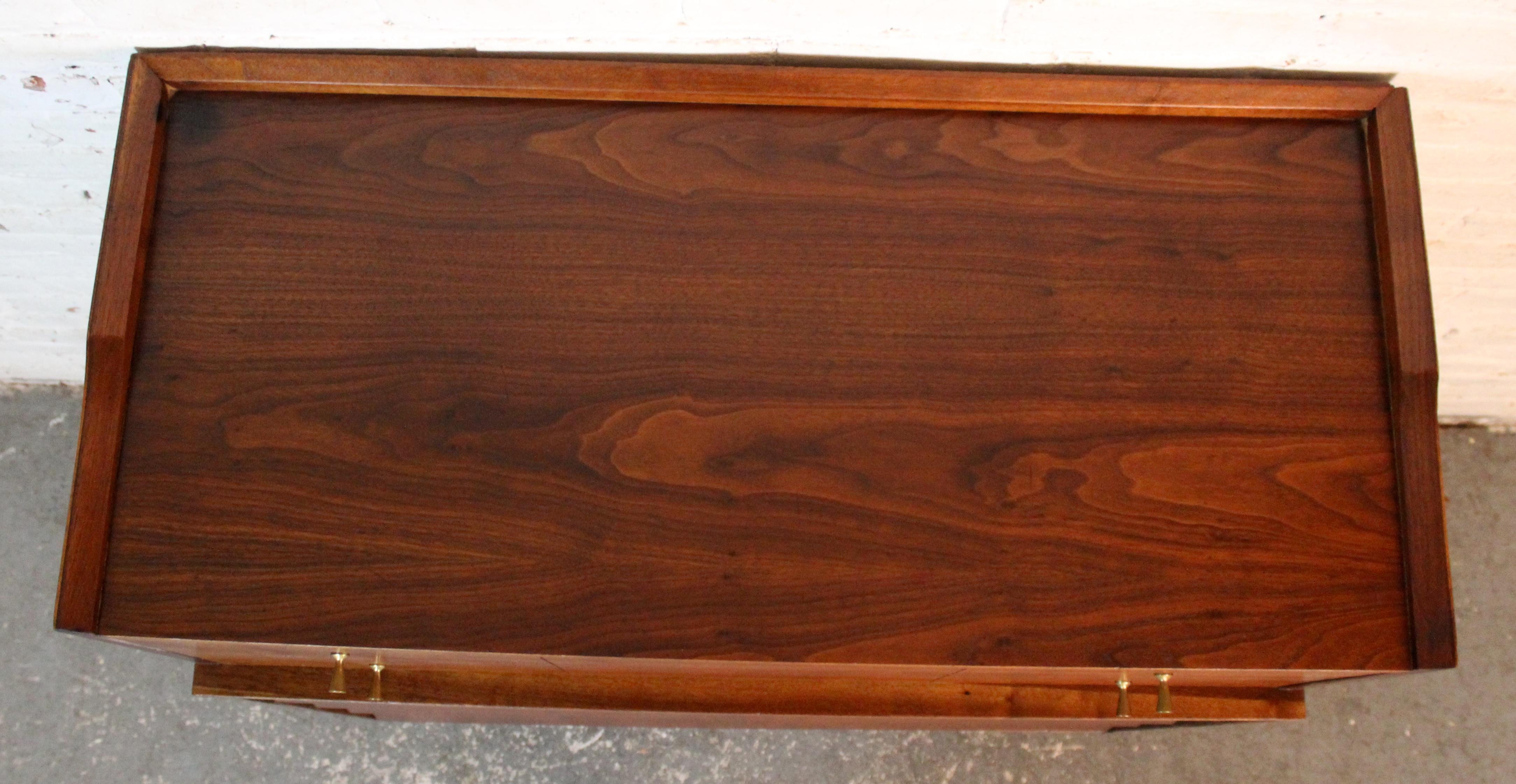 Nussbaum Kommode mit Lamellen aus der Mitte des Jahrhunderts (20. Jahrhundert) im Angebot