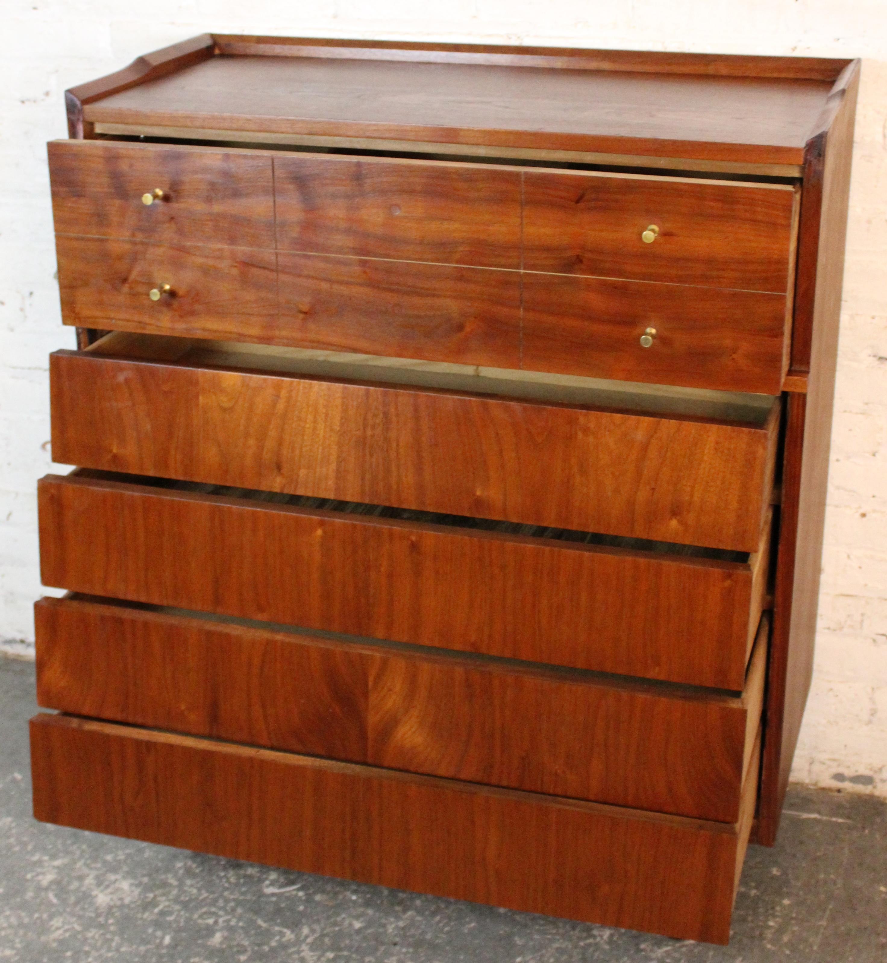 Nussbaum Kommode mit Lamellen aus der Mitte des Jahrhunderts (Messing) im Angebot