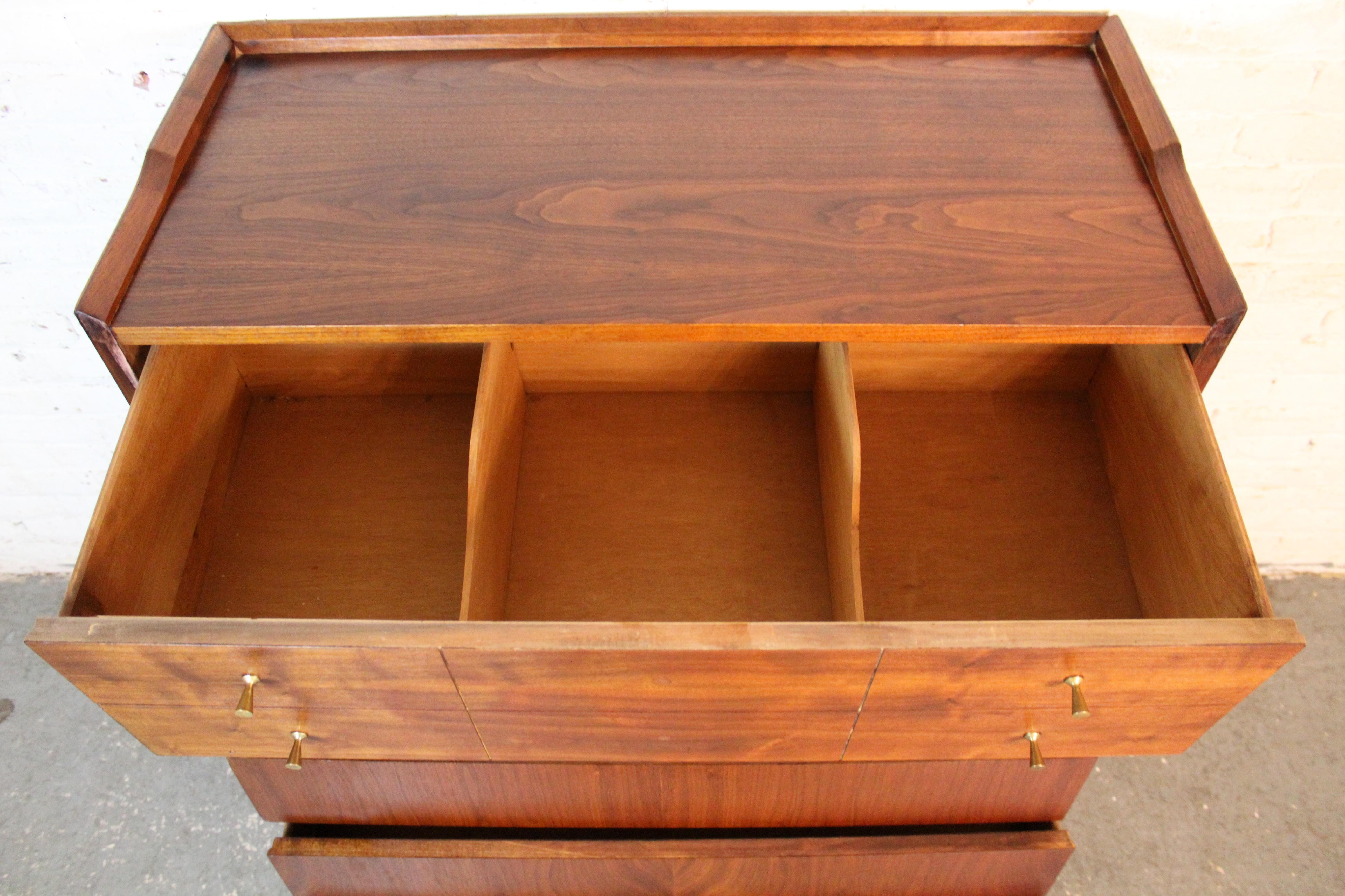 Nussbaum Kommode mit Lamellen aus der Mitte des Jahrhunderts im Angebot 1