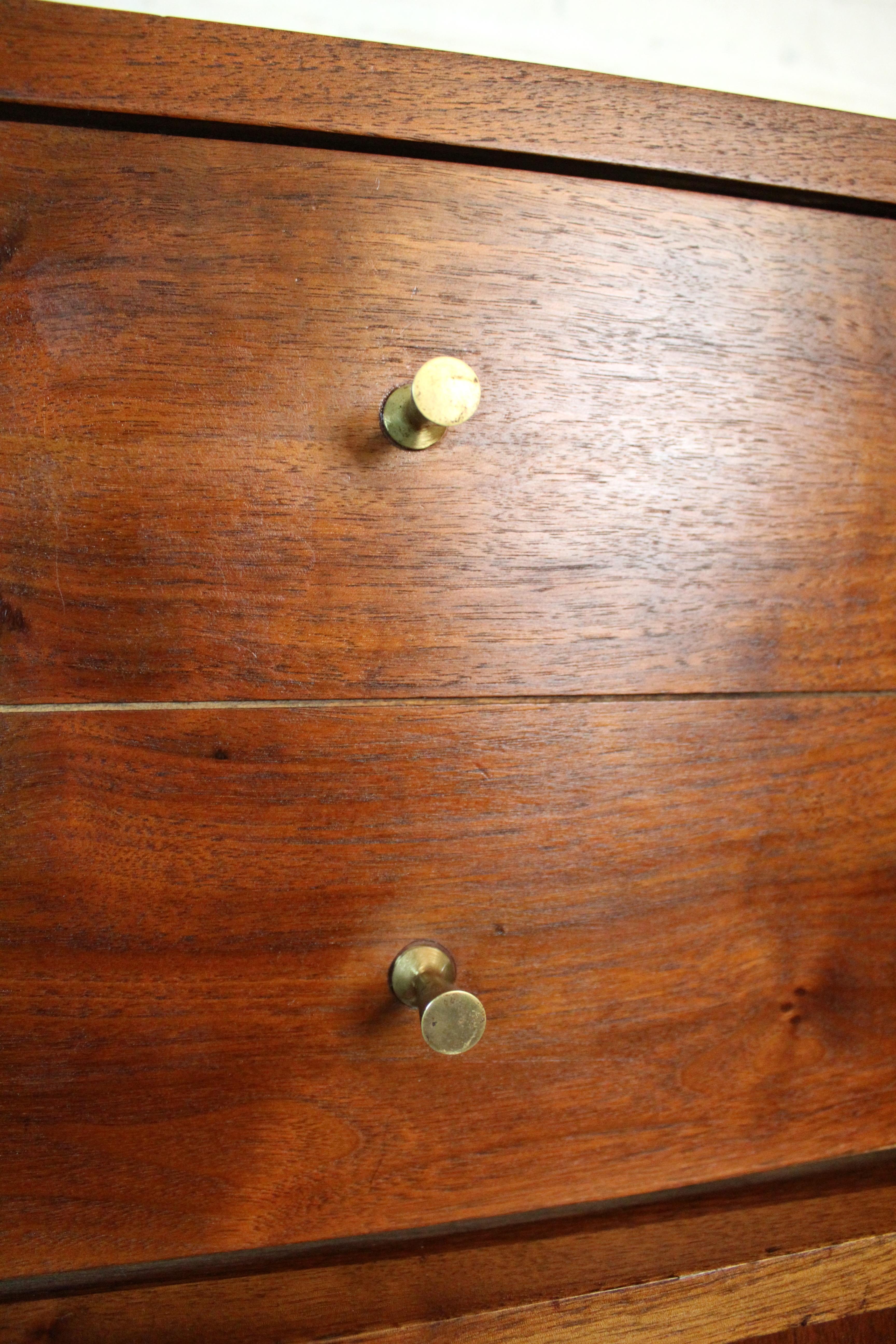 Nussbaum Kommode mit Lamellen aus der Mitte des Jahrhunderts im Angebot 2