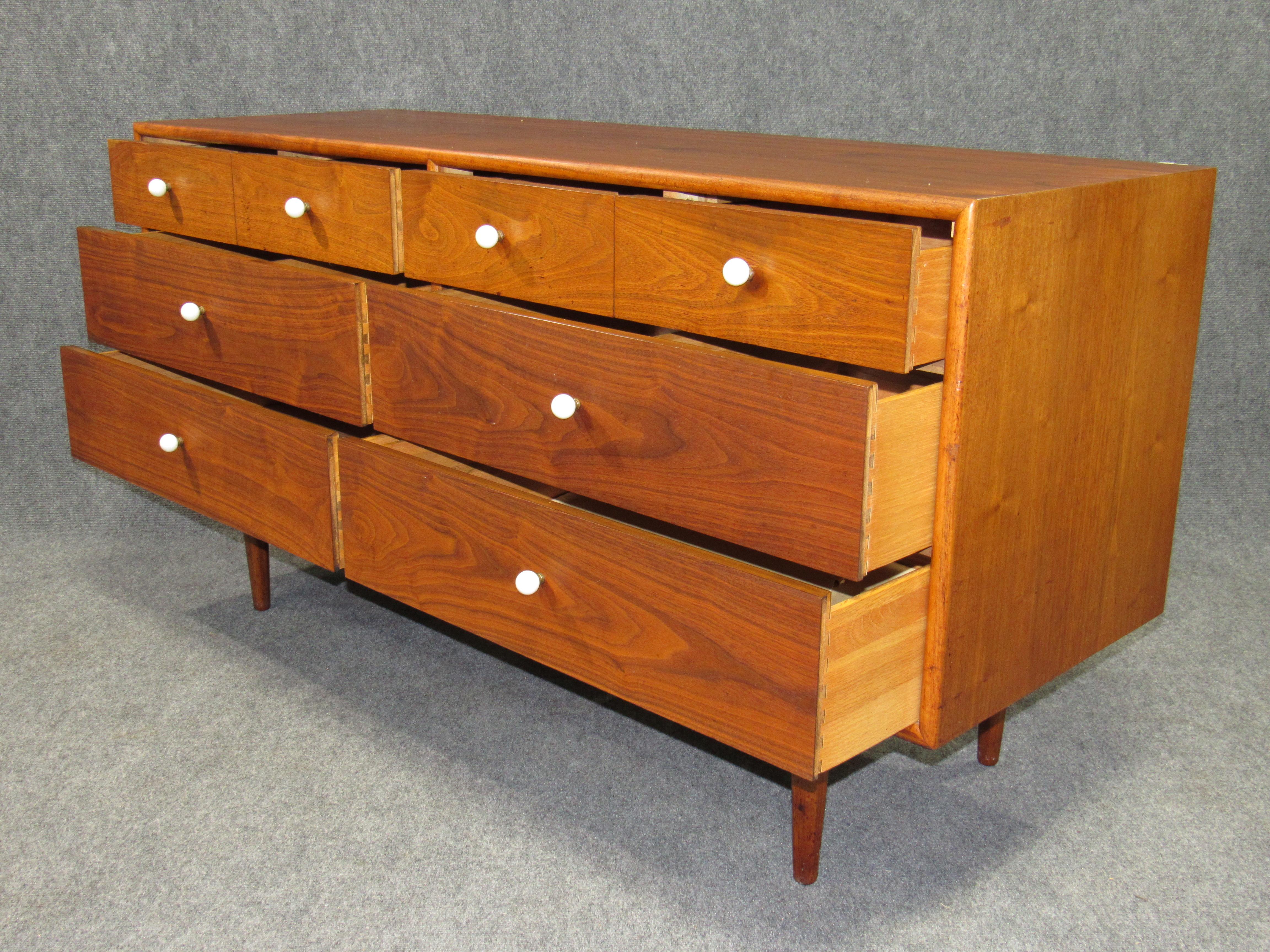 Mid-Century Modern Commode basse et longue en noyer du milieu du siècle dernier de Kipp Stewart pour Drexel en vente