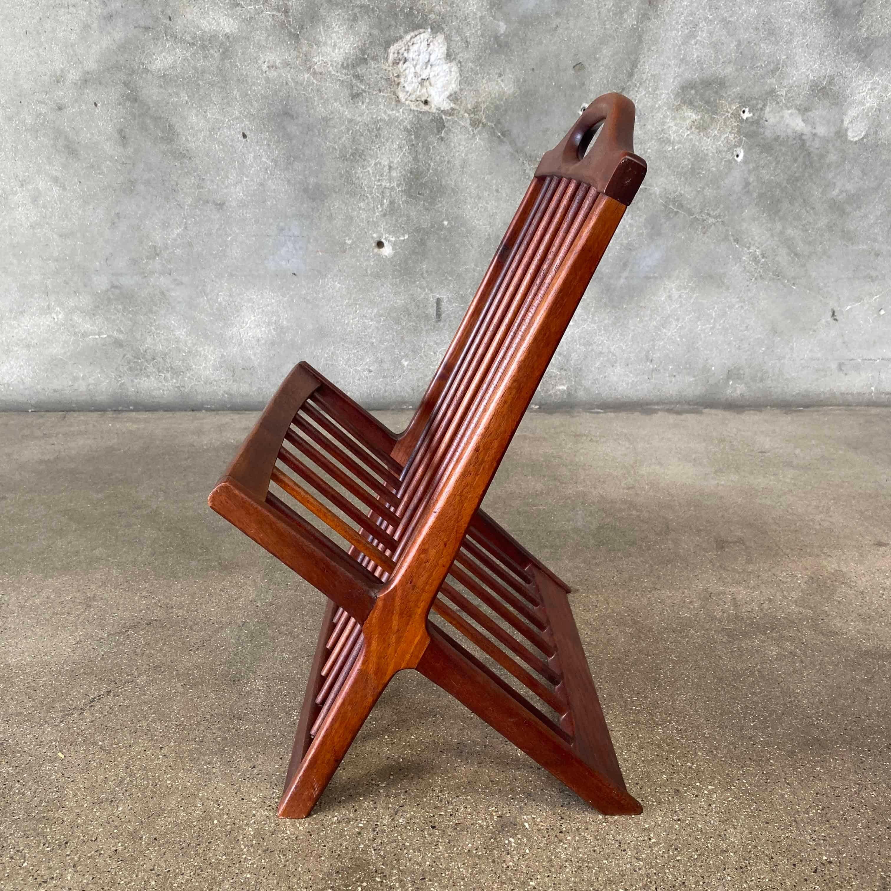 Mid-Century Modern Porte-revues en noyer du milieu du siècle par Arthur Umanoff en vente
