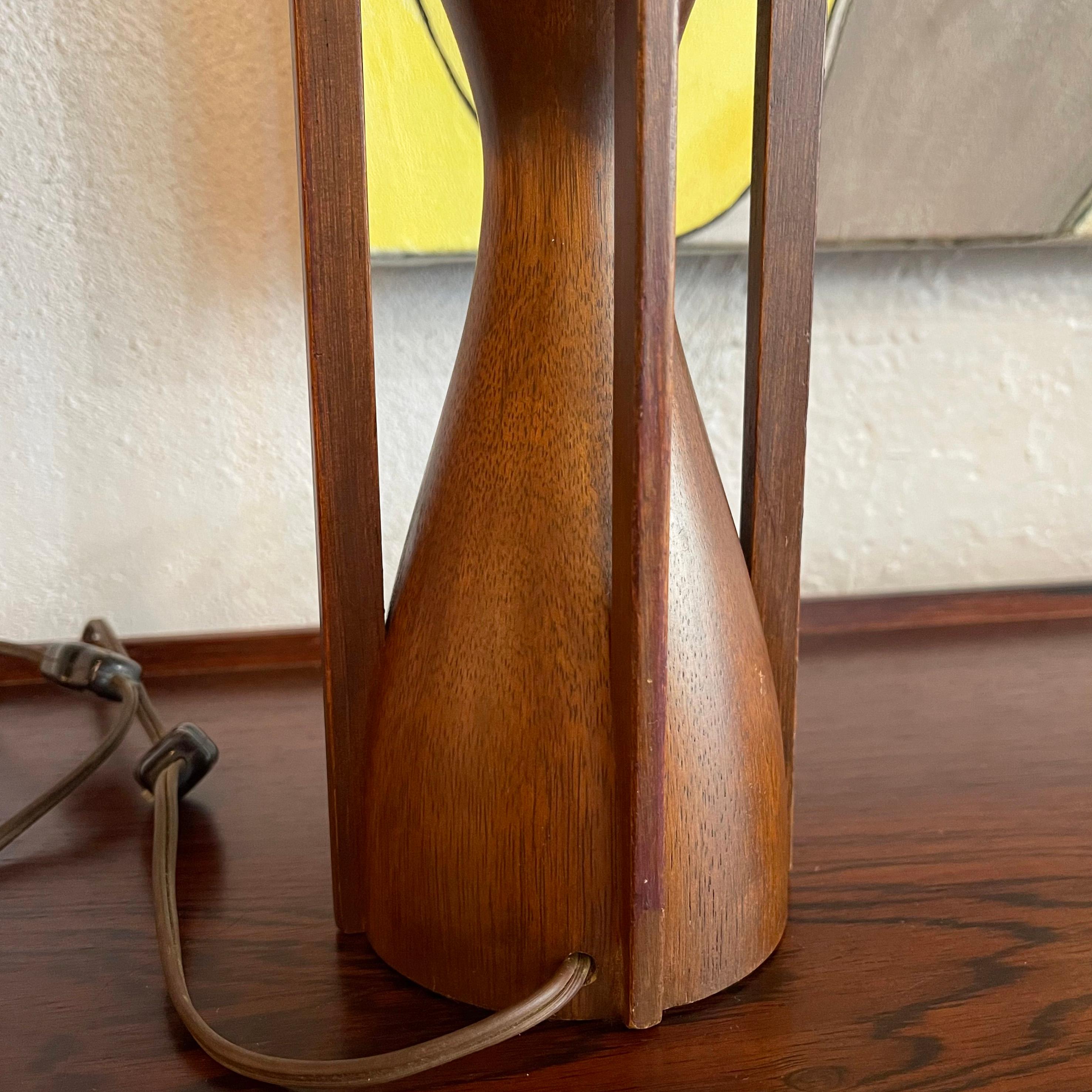 Zylinder-Tischlampen aus Nussbaum- Milchglas aus der Mitte des Jahrhunderts von Byron Botker für Modeline im Angebot 6