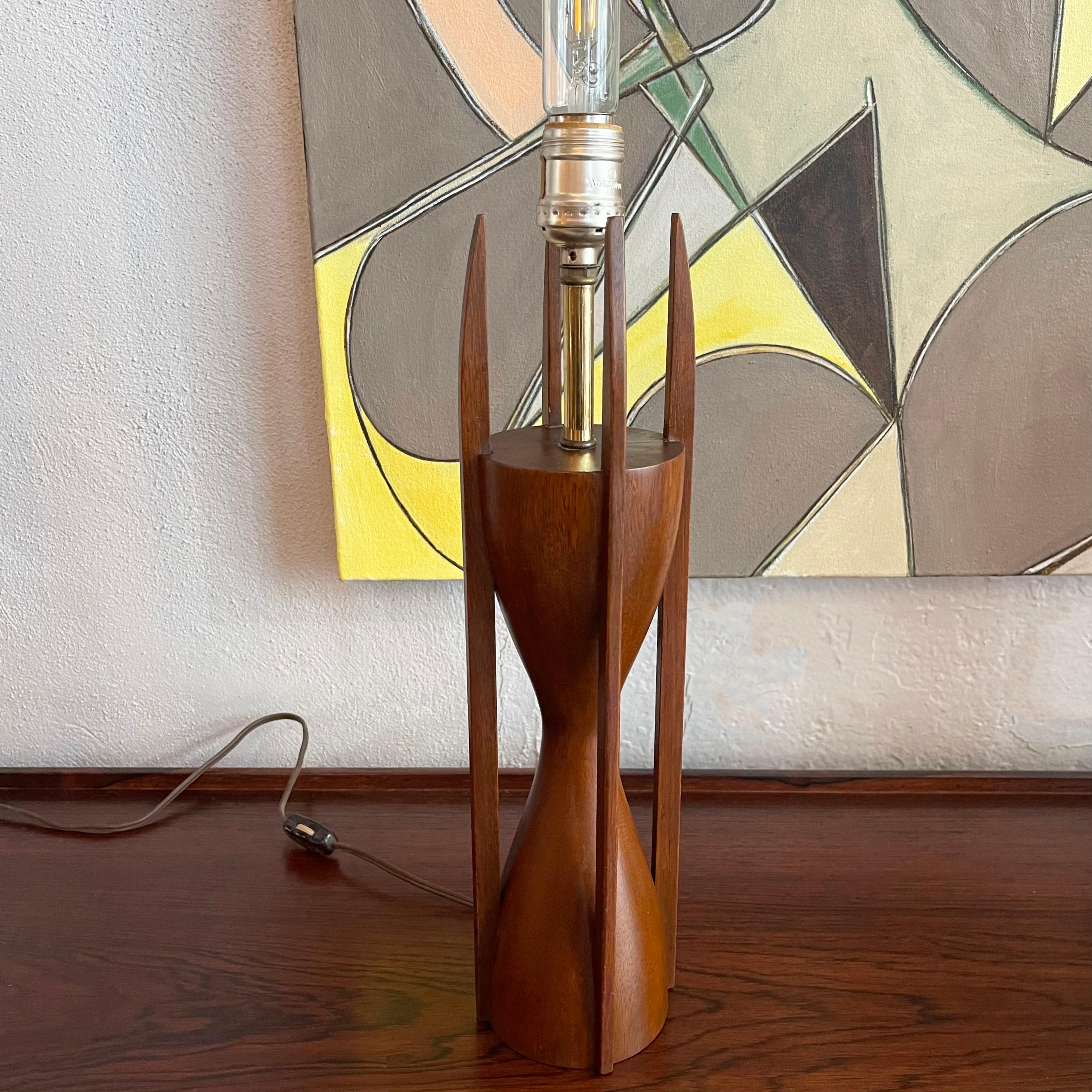 Lampes de table cylindriques en verre au lait et noyer du milieu du siècle Byron Botker pour Modeline en vente 6