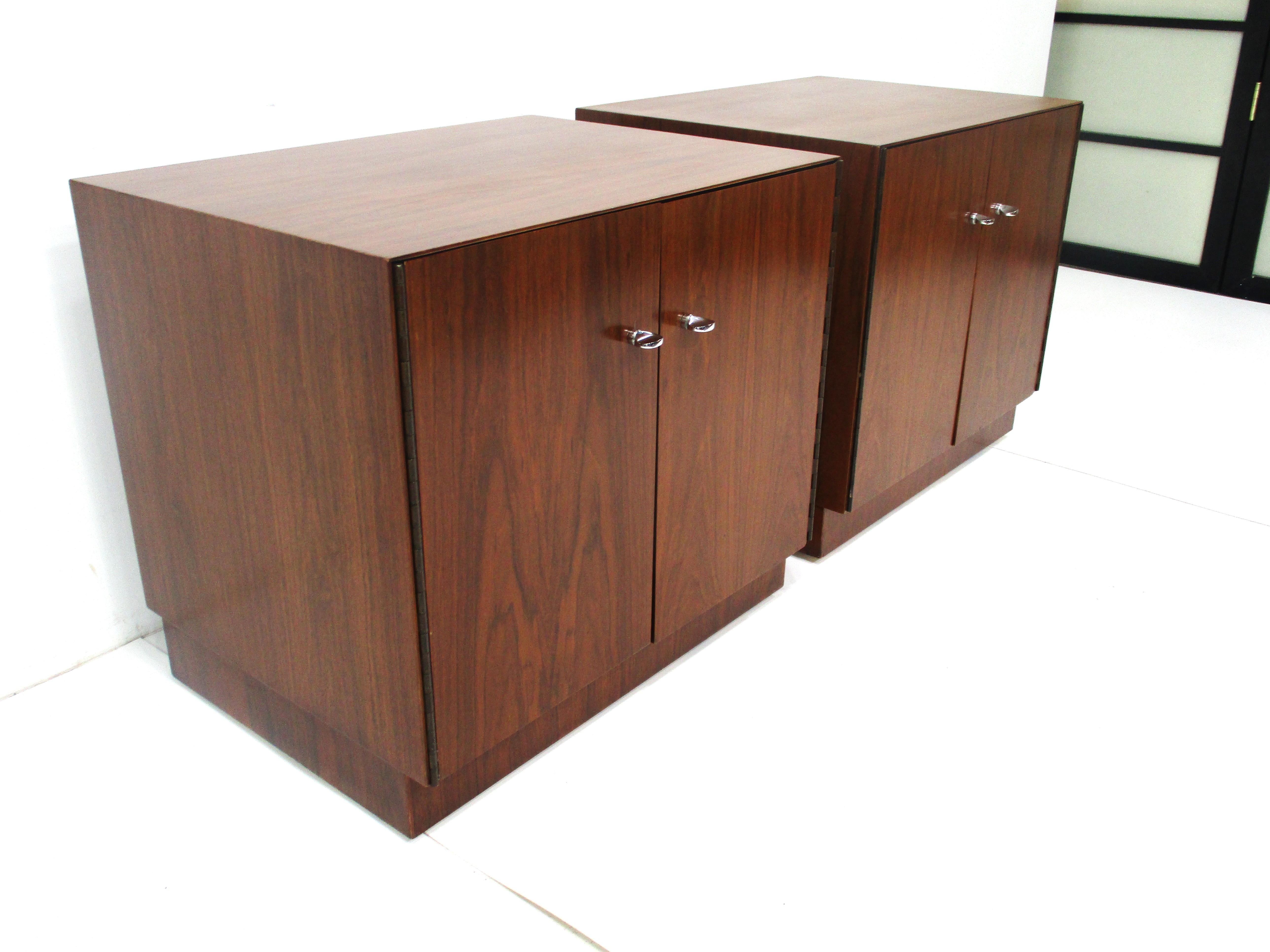 Mid Century Walnut Nightstands in the style of Thayer Coggin  In Good Condition For Sale In Cincinnati, OH