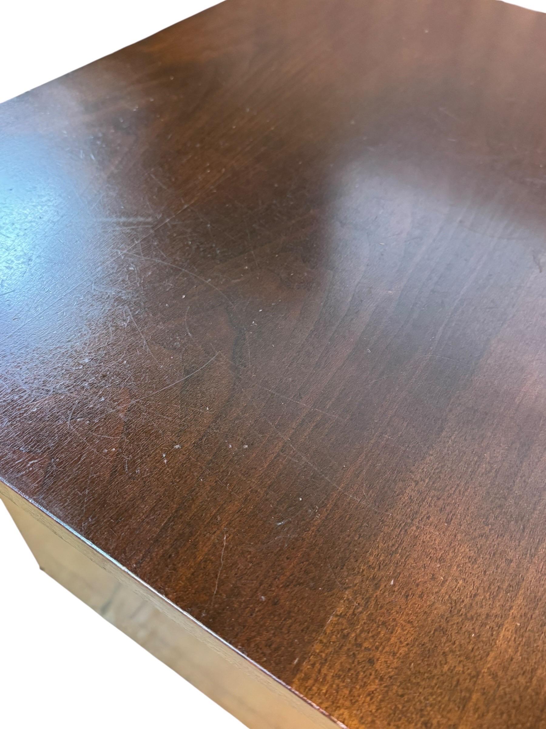 Comodini in noce del Mid Century realizzati da Johnson Furniture Co. in vendita 2