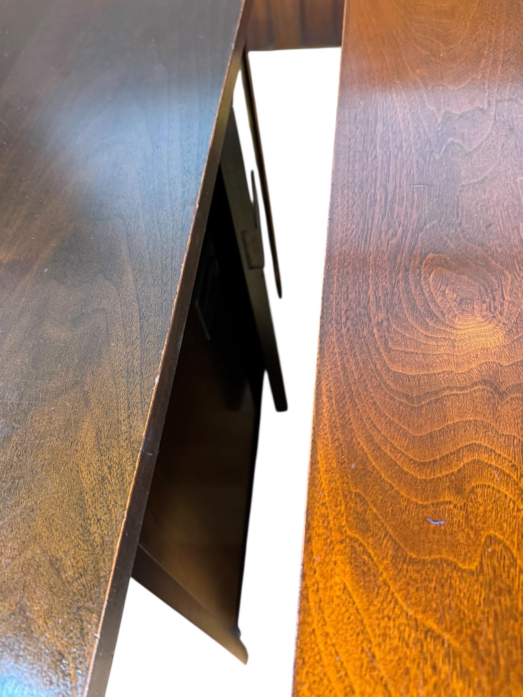Comodini in noce del Mid Century realizzati da Johnson Furniture Co. in vendita 3