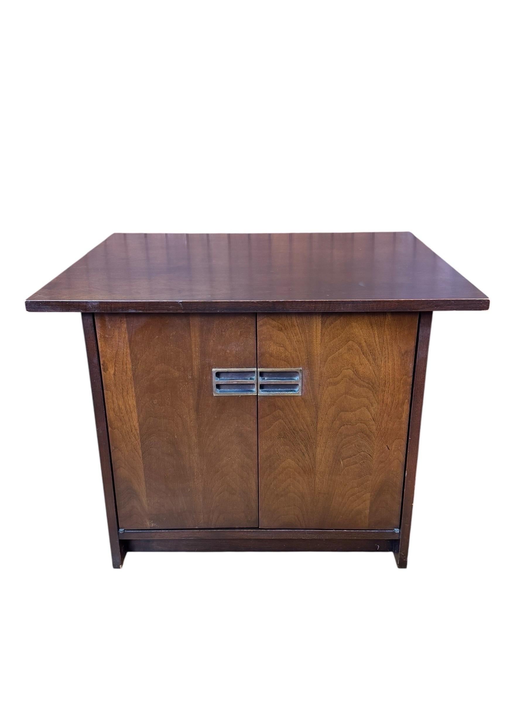Mid-Century moderno Comodini in noce del Mid Century realizzati da Johnson Furniture Co. in vendita