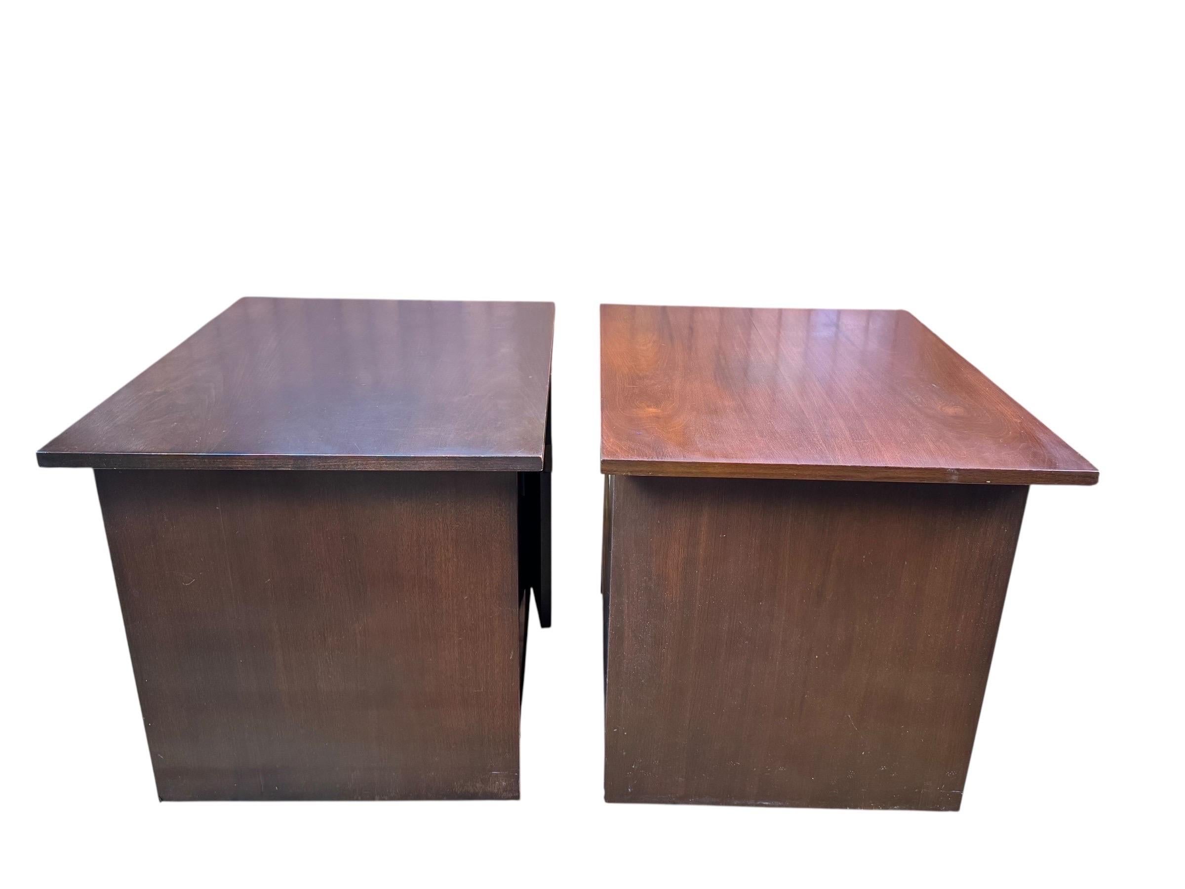 Americano Comodini in noce del Mid Century realizzati da Johnson Furniture Co. in vendita